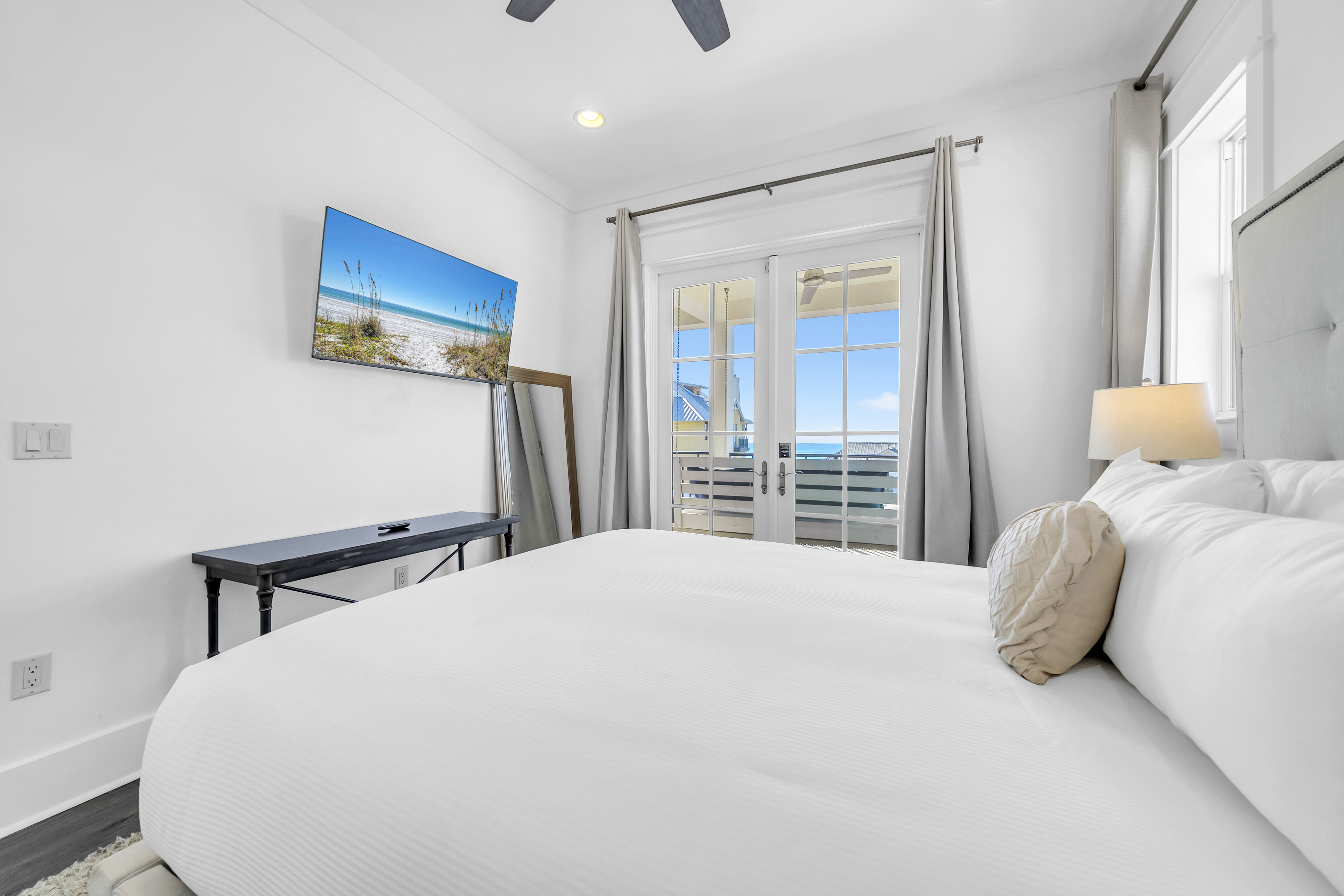  Iconic Grayton Beachfront Retreat with Elevator, Pool & Ample Parking - 物件實景