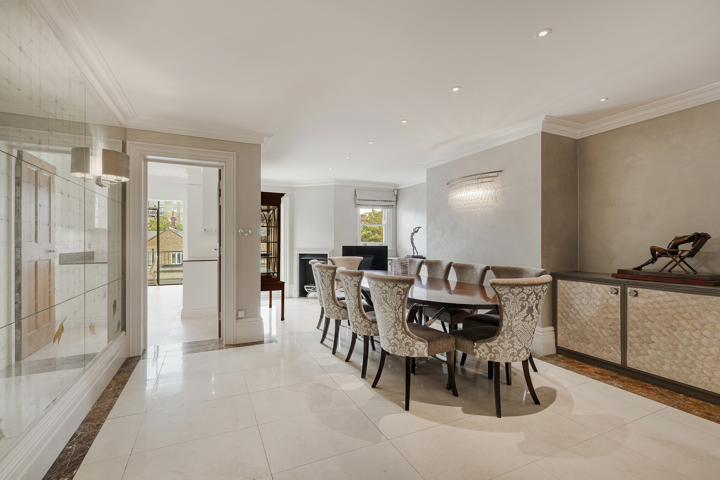  A Grand Triplex Apartment Overlooking Regent