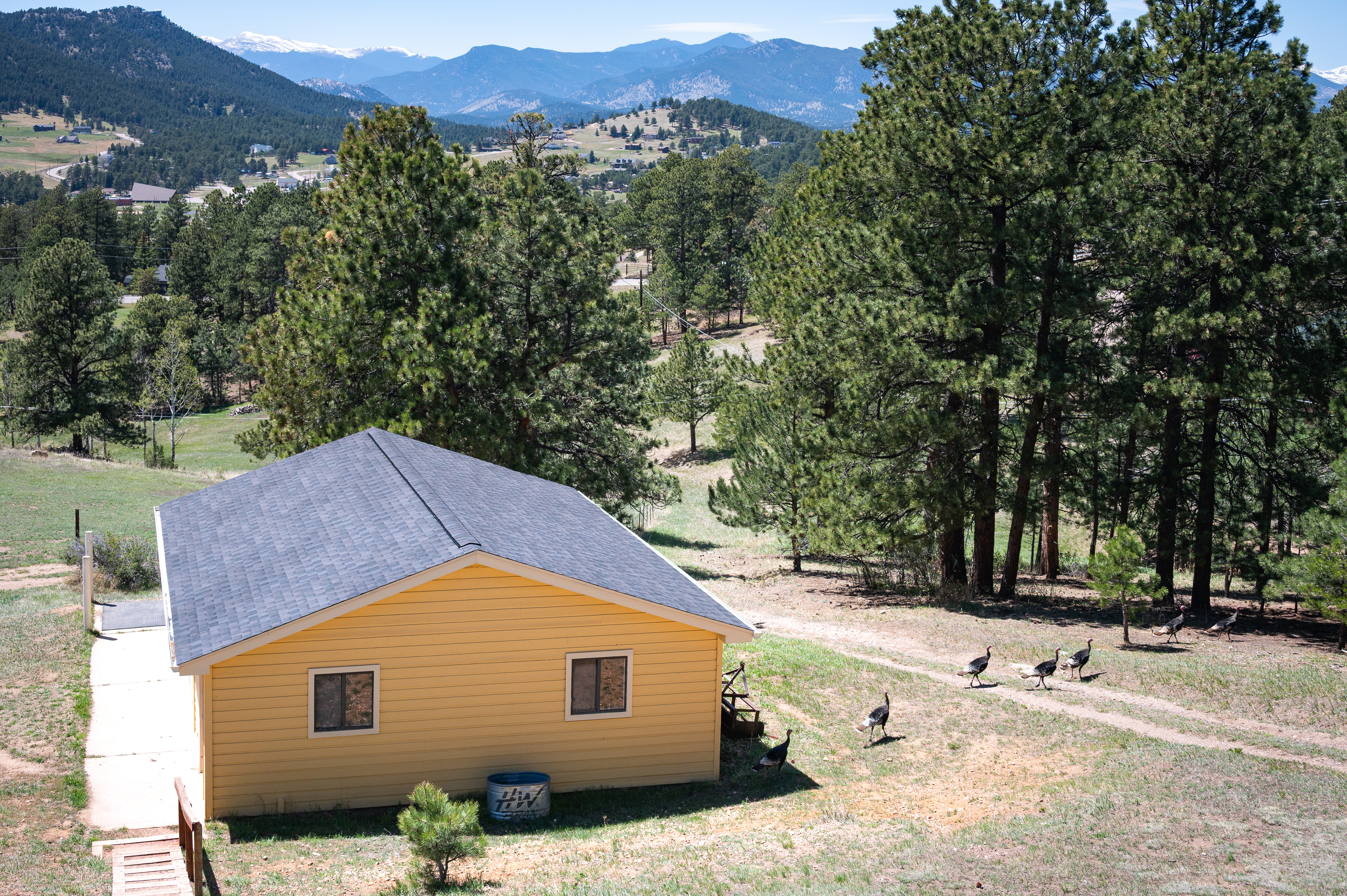  Tucked into the Foothills of the Rocky Mountains your majestic paradise awaits - 物件實景