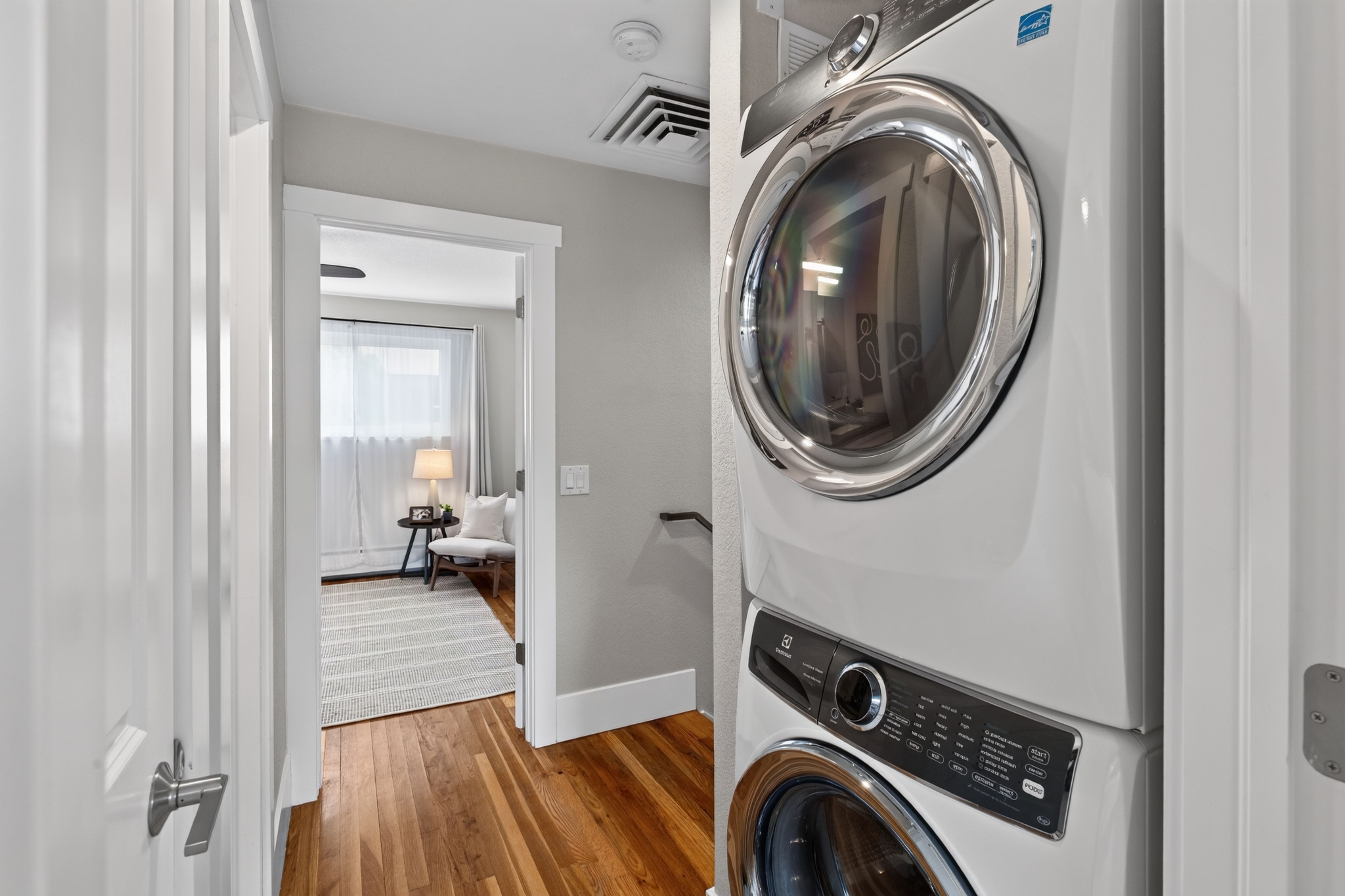  Updated, move-in ready home offers a bright, inviting floor plan - 物件實景