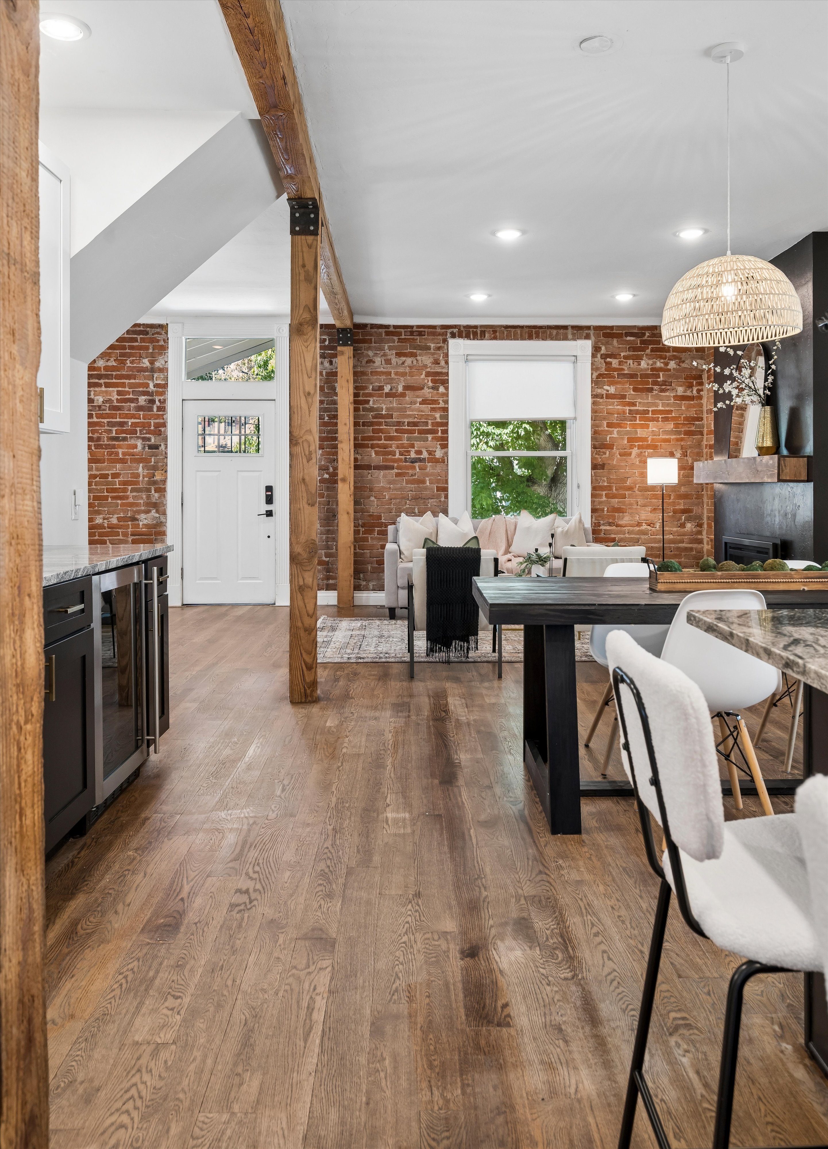  Beautifully reimagined Victorian seamlessly blends historic charm & modern livin - 物件實景