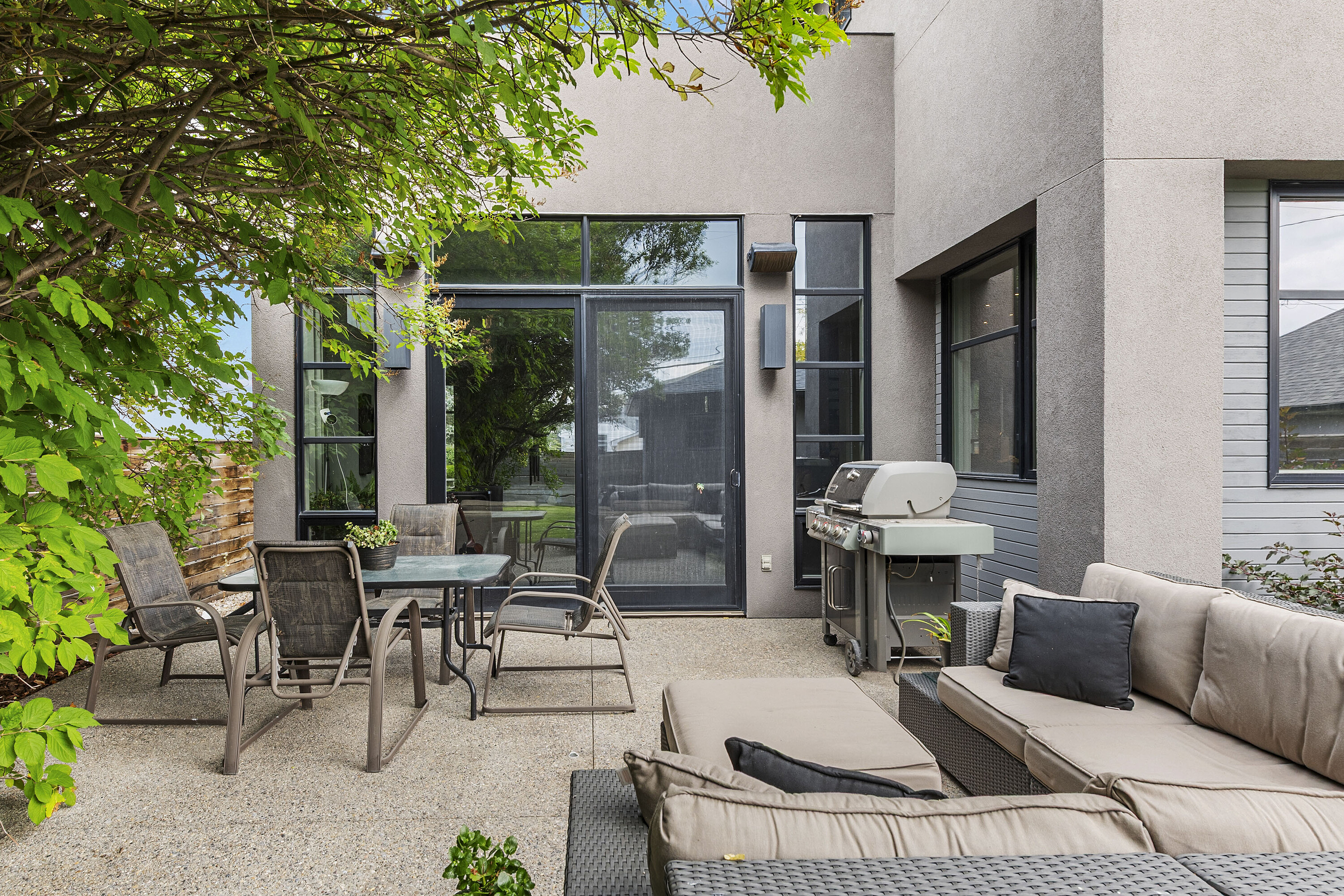  West Hillhurst on Large Lot - 物件實景