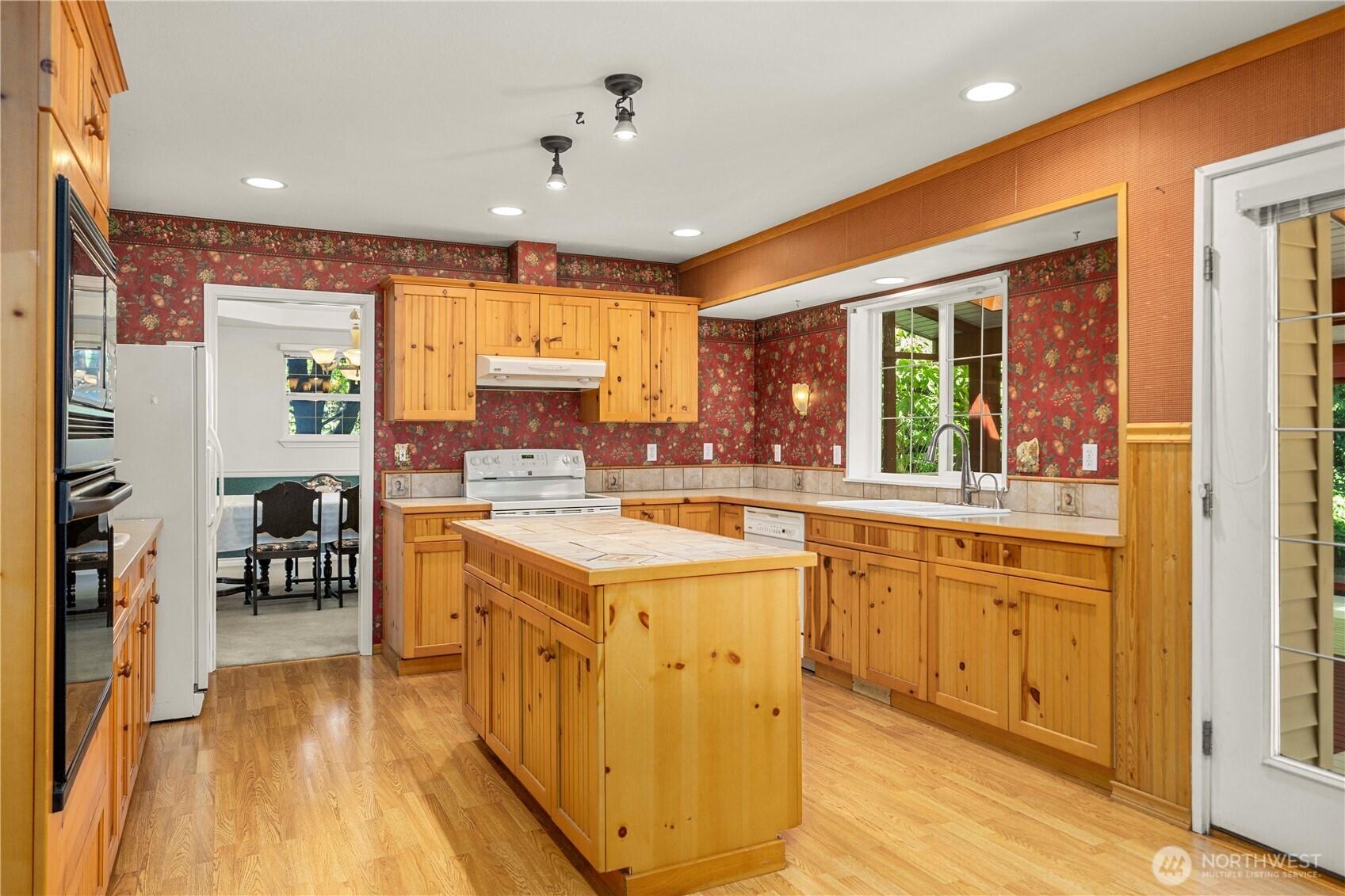 DES MOINES, Washington, 98198, United States, 5 Bedrooms Bedrooms, ,4 BathroomsBathrooms,Residential,For Sale,1927220