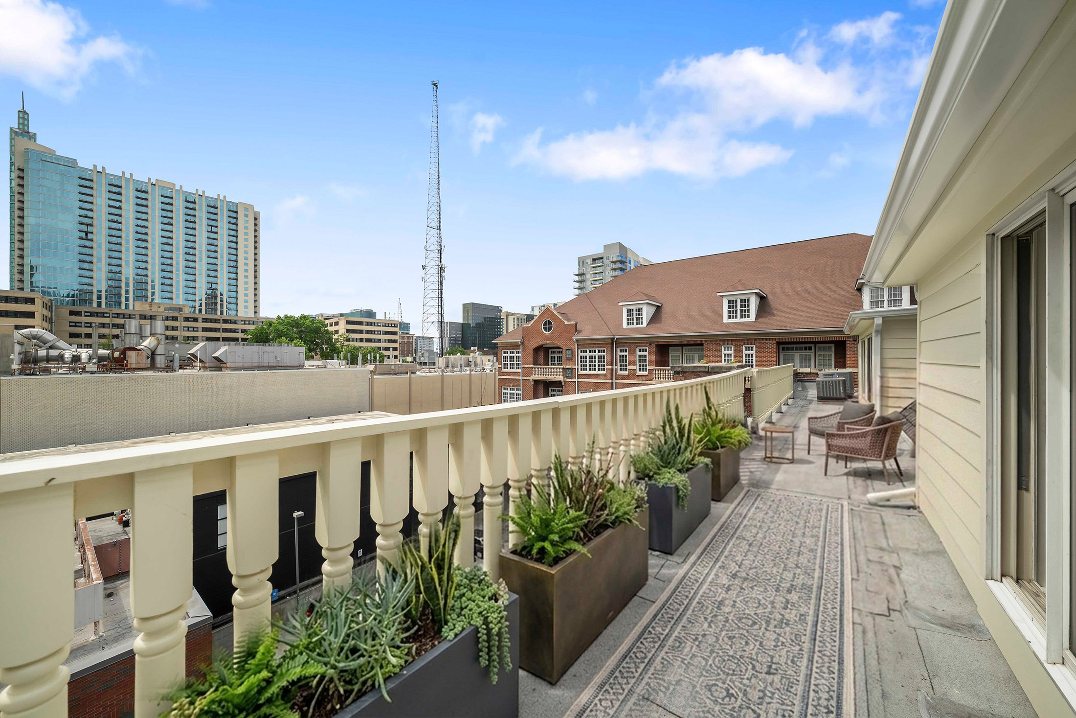  Two-Story Penthouse with Sweeping Skyline Views - 物件實景