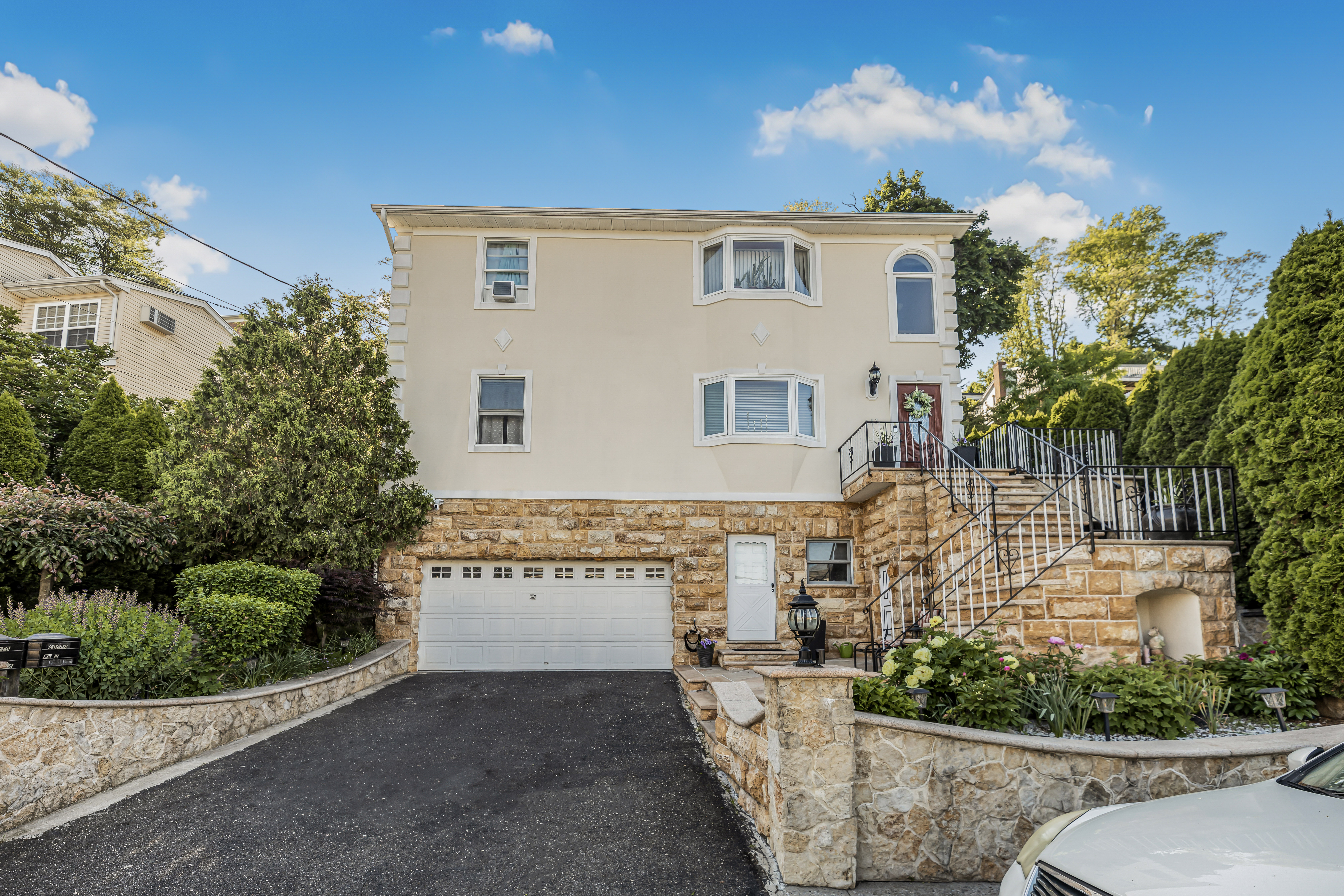 Yonkers, New York, 10703, United States, 4 Bedrooms Bedrooms, ,2 BathroomsBathrooms,Residential,For Sale,1825129