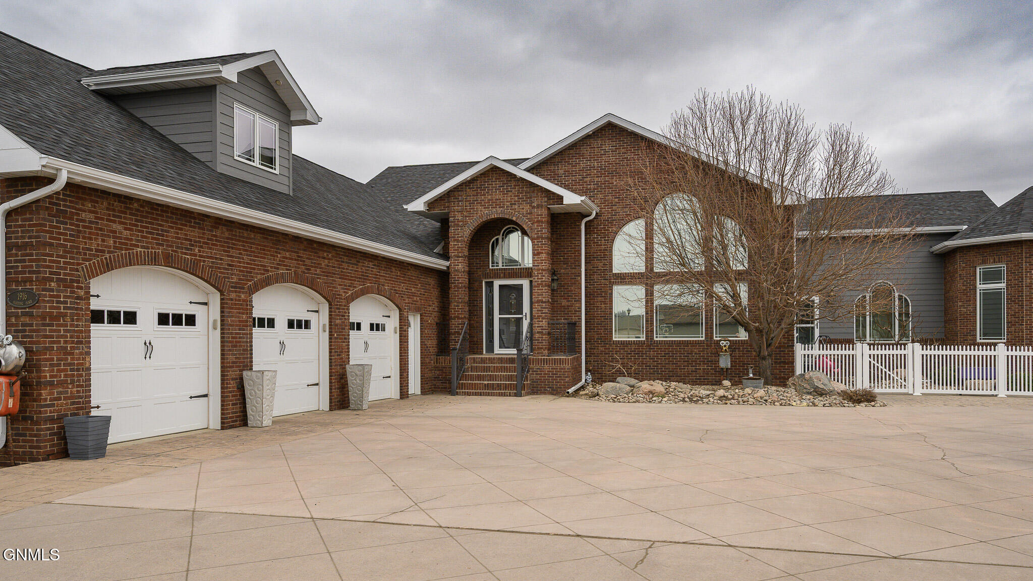 Bismarck, North Dakota, 58501, United States, 4 Bedrooms Bedrooms, ,4 BathroomsBathrooms,Residential,For Sale,2038873