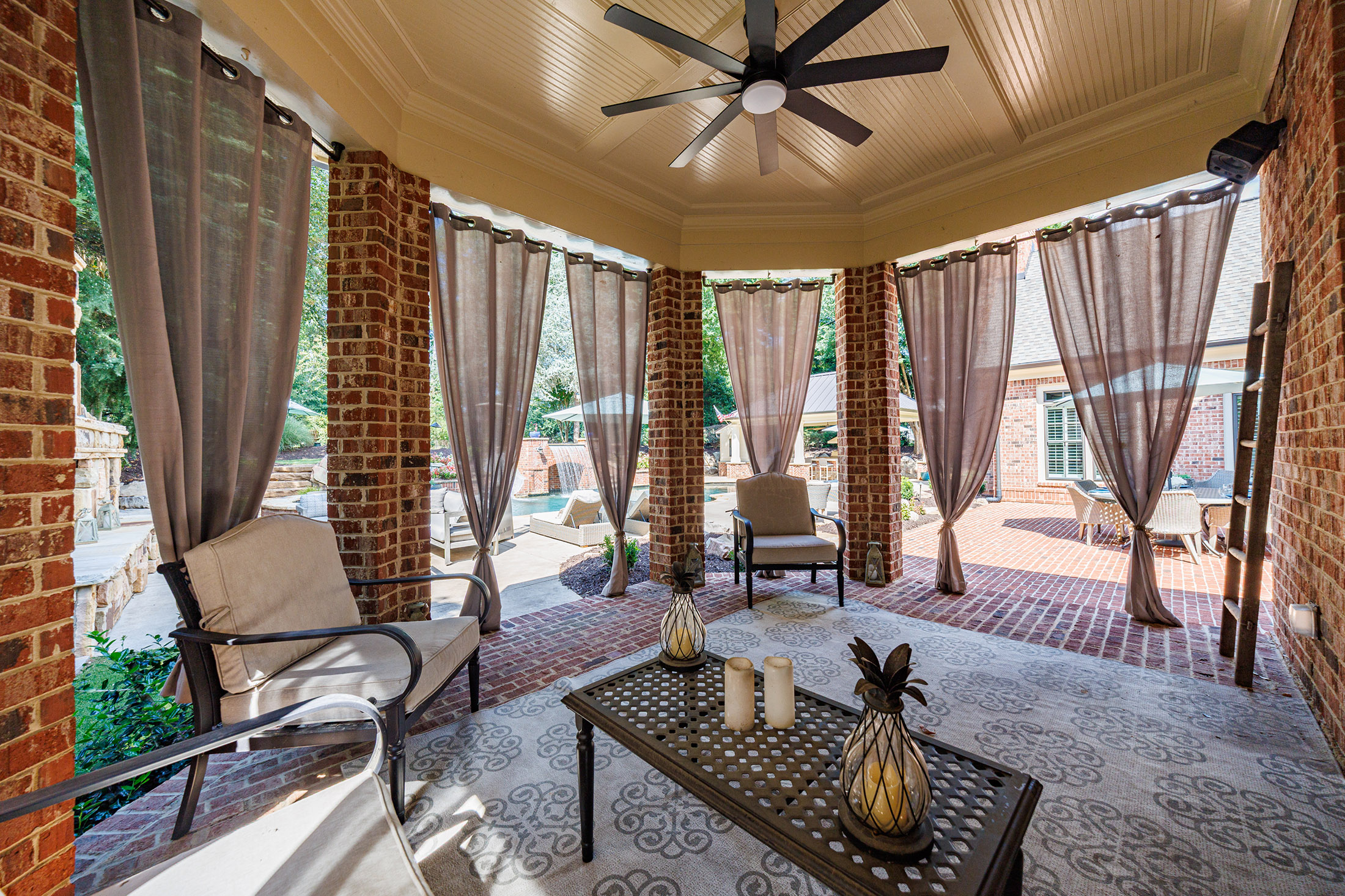  Impressive Brick Estate on a Private Wooded 1+/- Acre Lot in The Manor - 物件實景