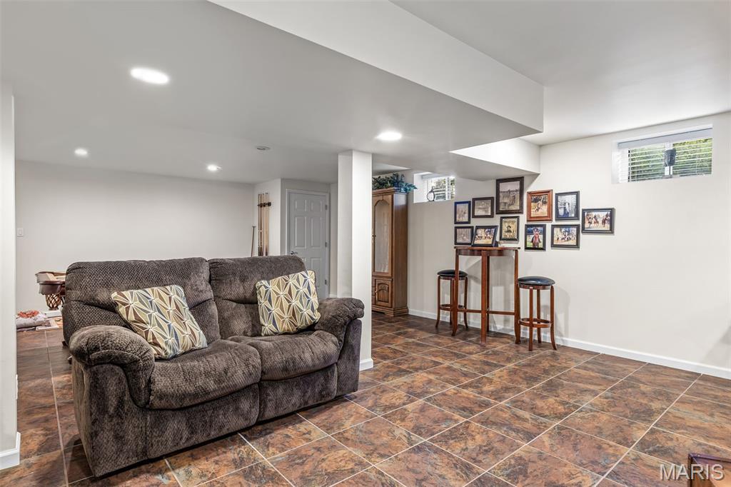 Farmington, Missouri, 63640, United States, 3 Bedrooms Bedrooms, ,3 BathroomsBathrooms,Residential,For Sale,1942281