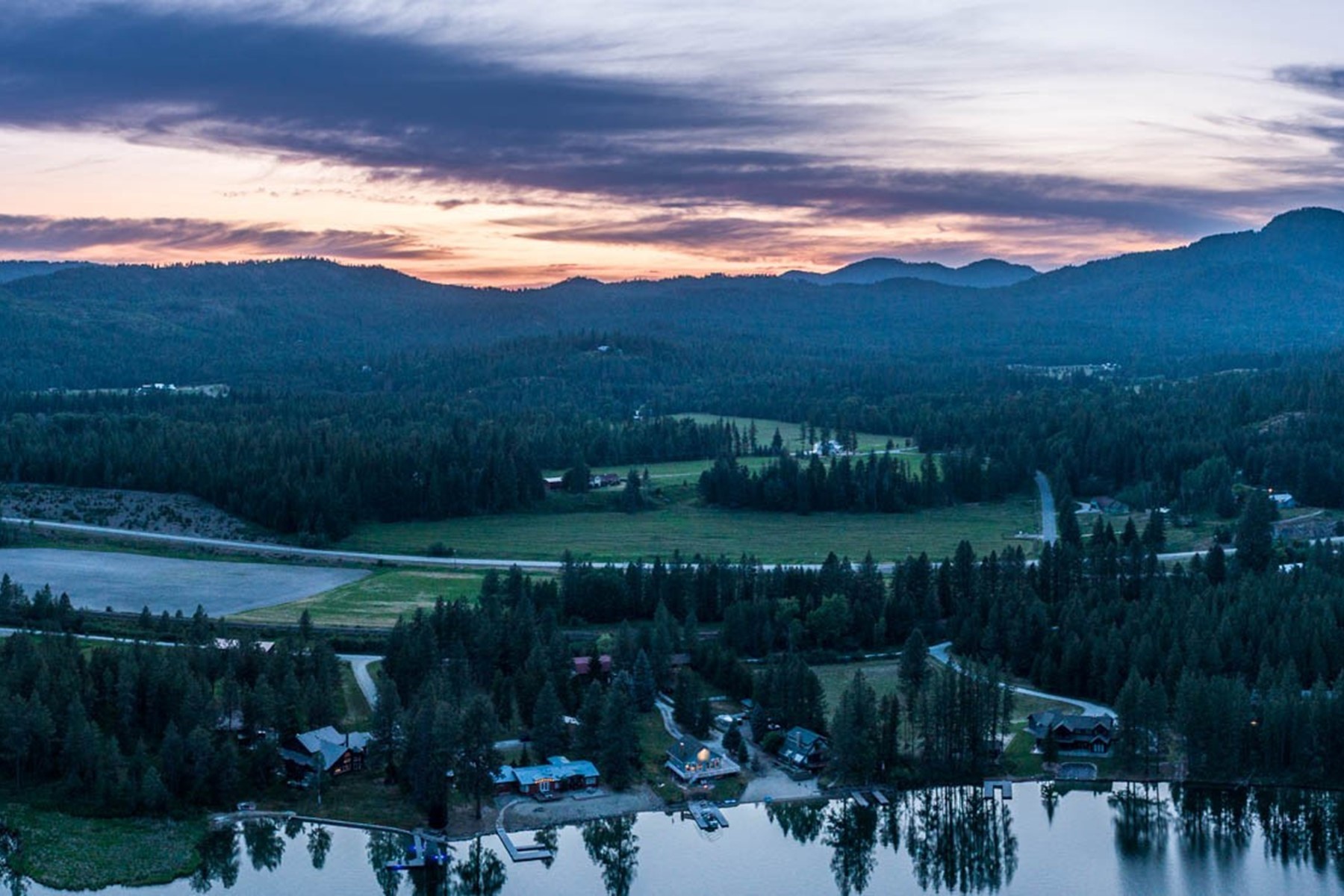  Renovated Waterfront Retreat with Private Dock & Guest Barn - 物件實景
