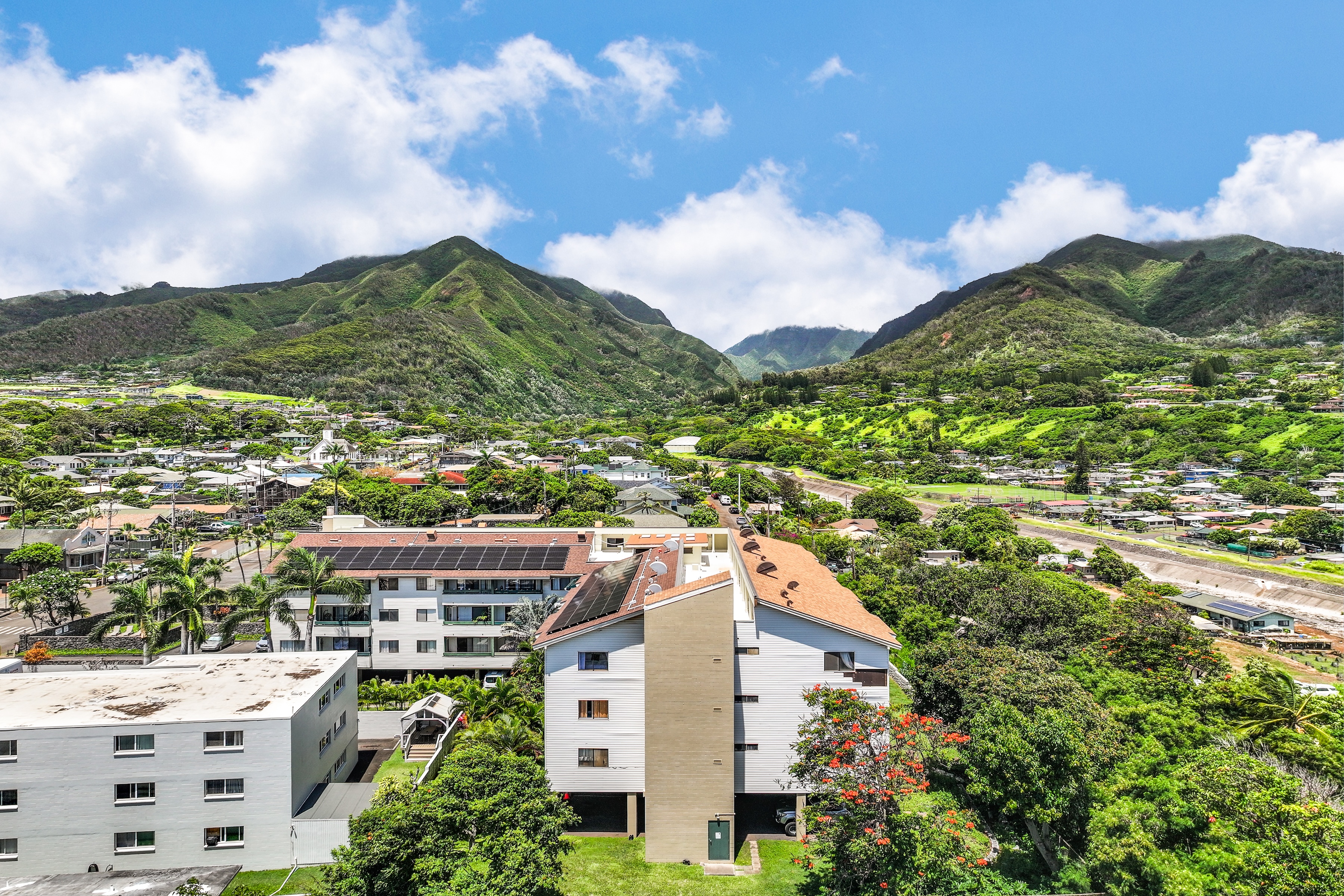  Centrally Located Living with Vaulted Ceilings and Views - 物件實景