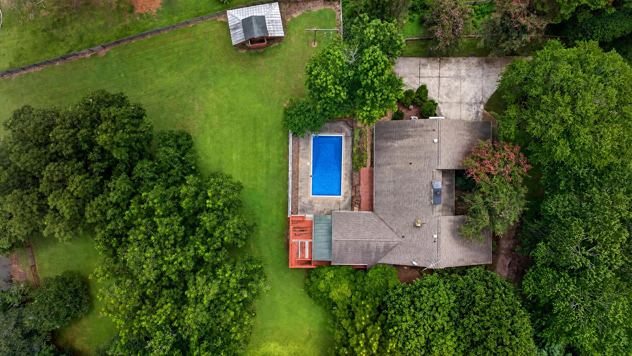  Nestled on Nearly Two Private Acres Overlooking a Picturesque Pond - 物件實景