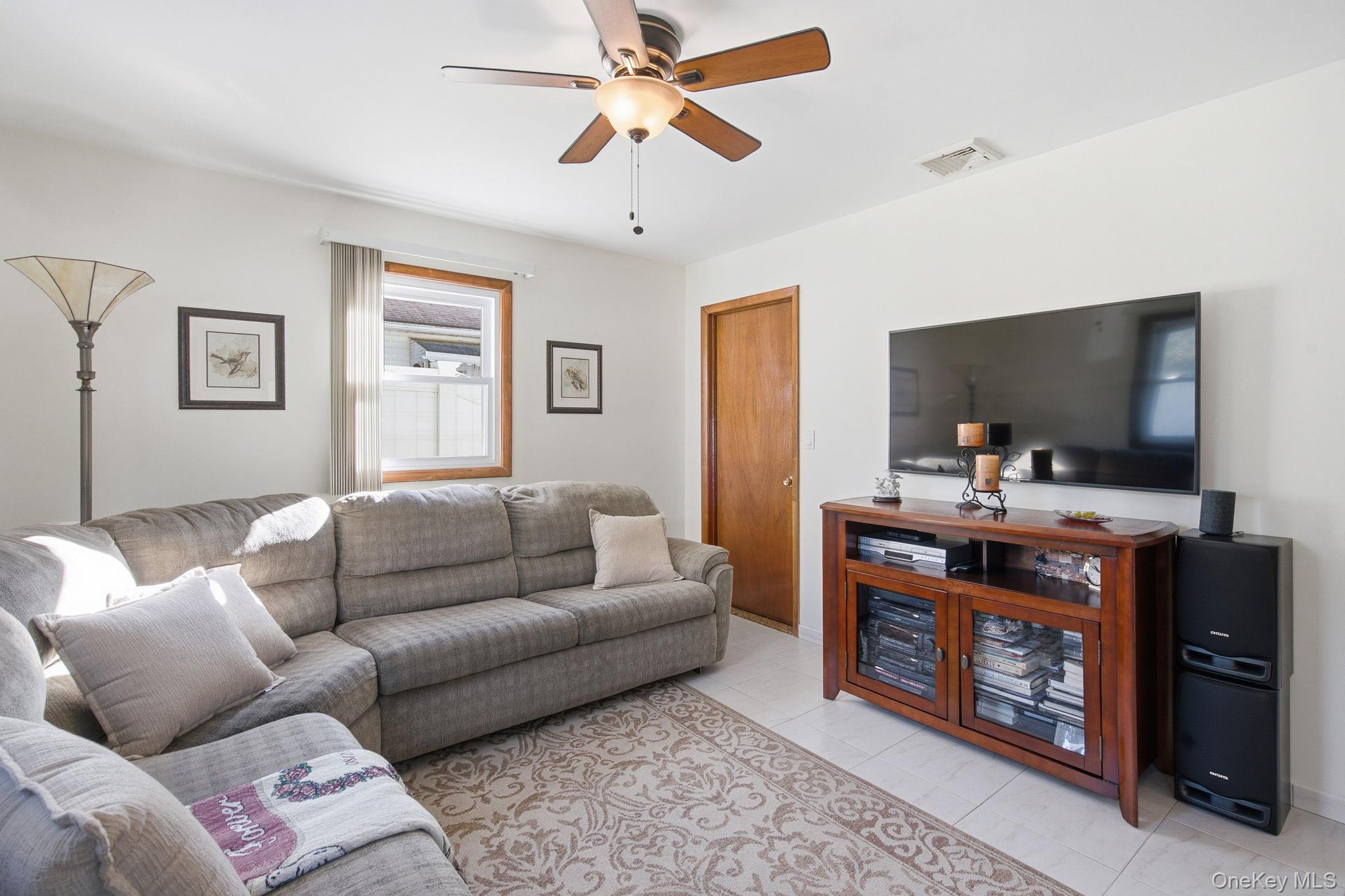  249 E 17th Street, Huntington Station, NY, 11746 - 物件實景