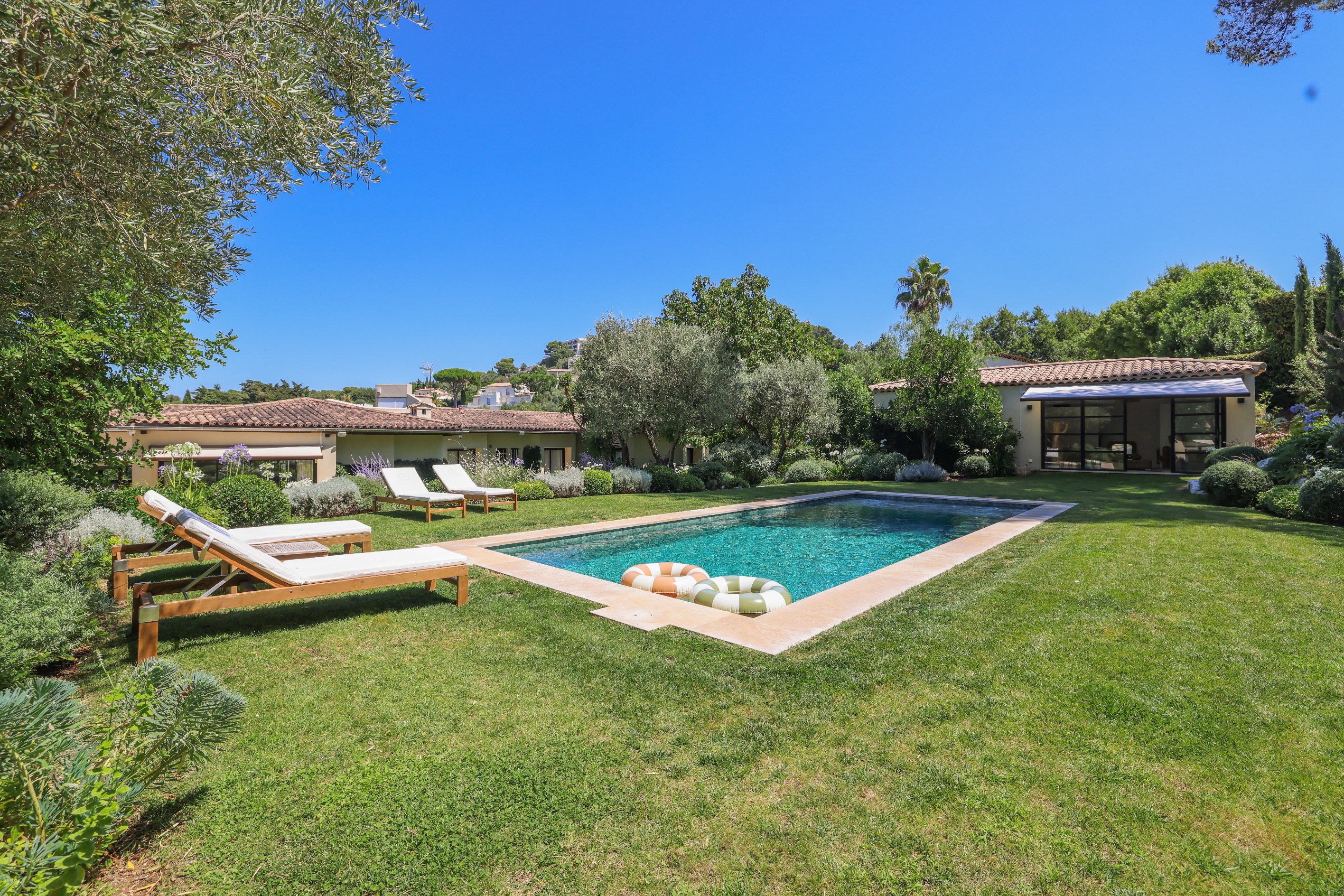  Le Cannet, luxury property for sale with landscaped gardens, heated swimming po… - 物件實景