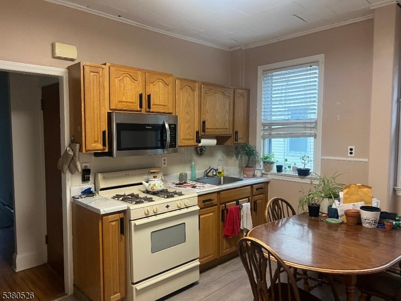 Cranford Twp., New Jersey, 07016, United States, 6 Bedrooms Bedrooms, ,4 BathroomsBathrooms,Residential,For Sale,1927229
