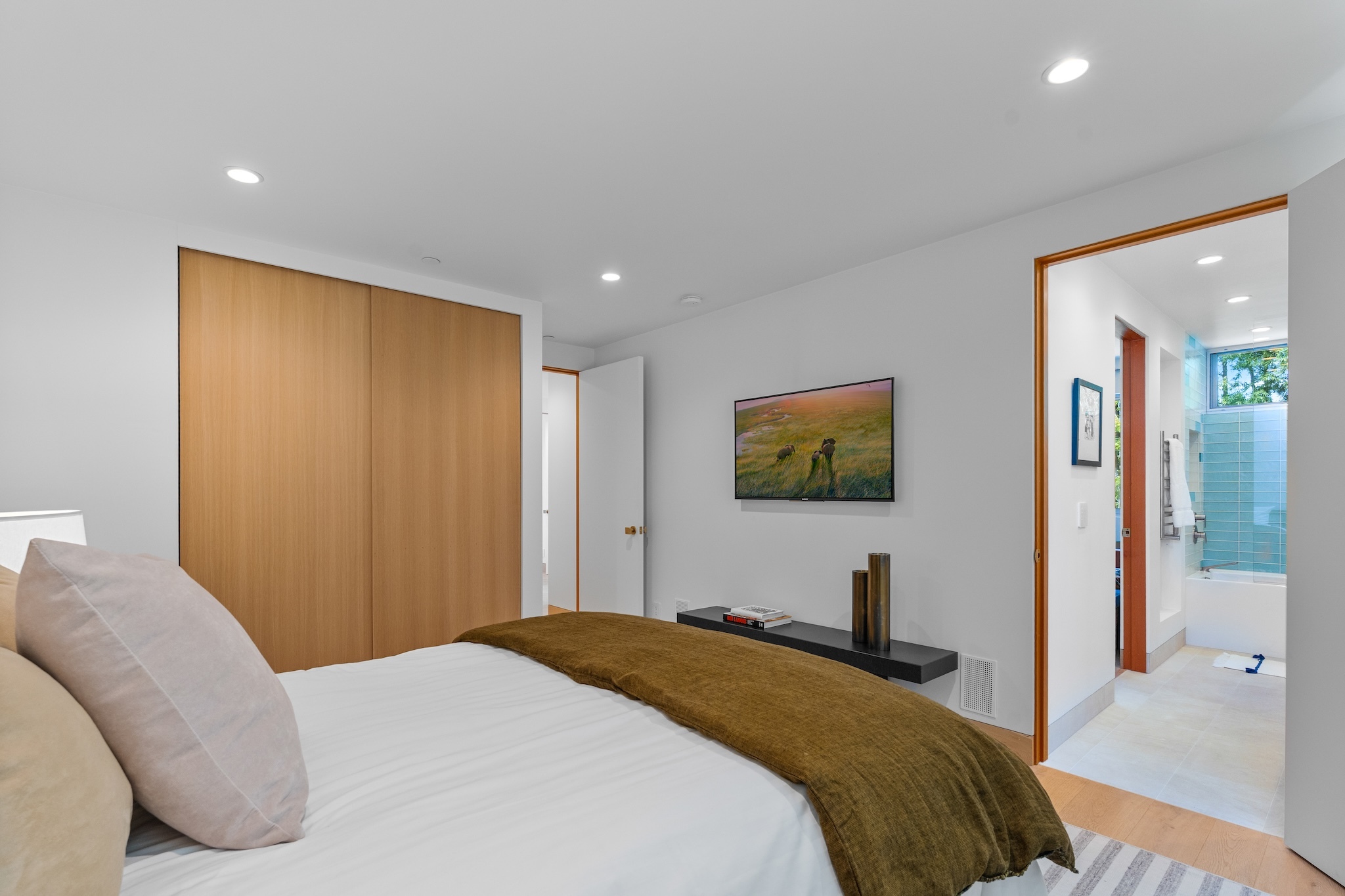  2129 Redcliff St - 物件實景