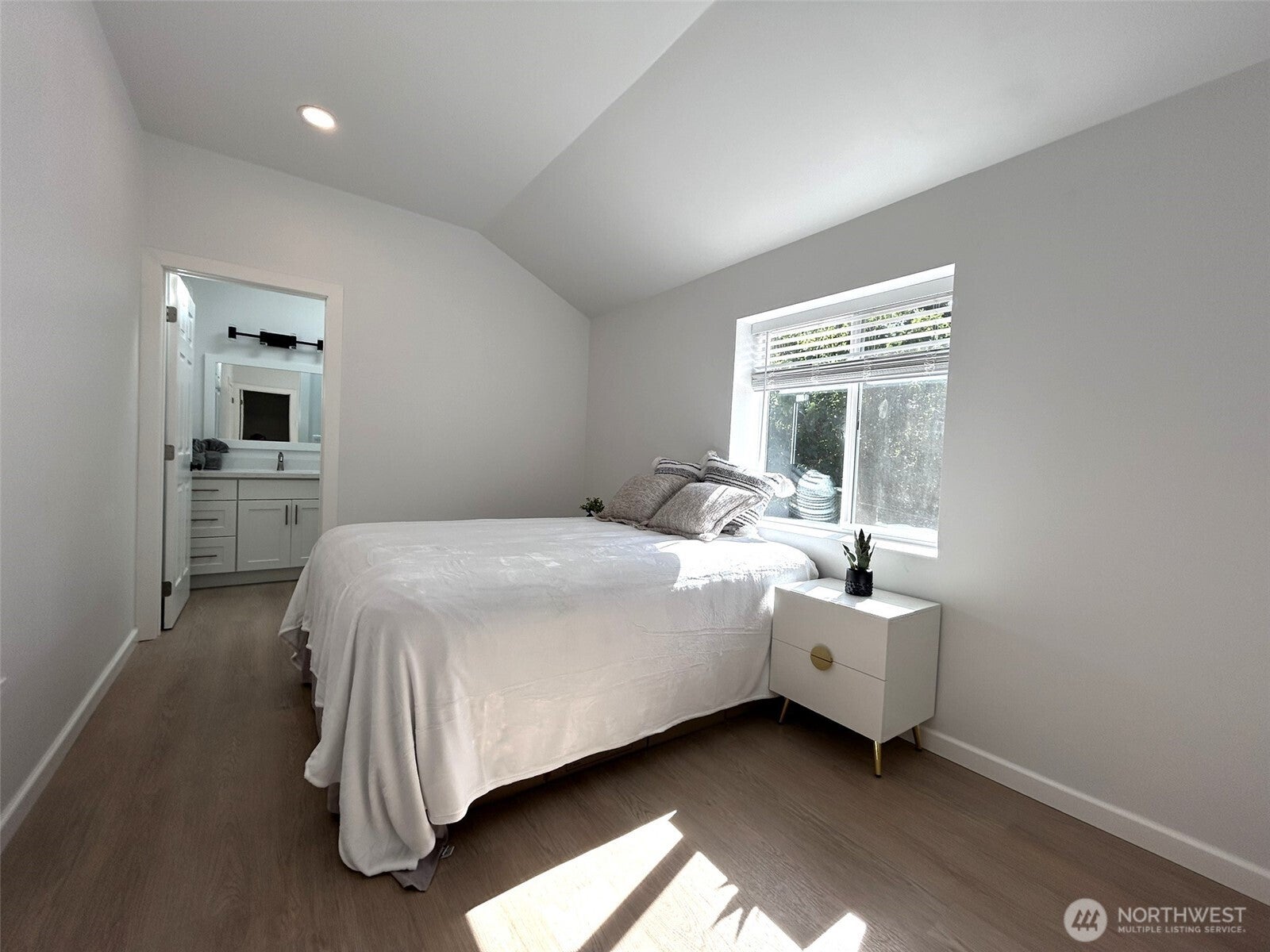 Shoreline, Washington, 98133, United States, 3 Bedrooms Bedrooms, ,2 BathroomsBathrooms,Residential,For Sale,1976952