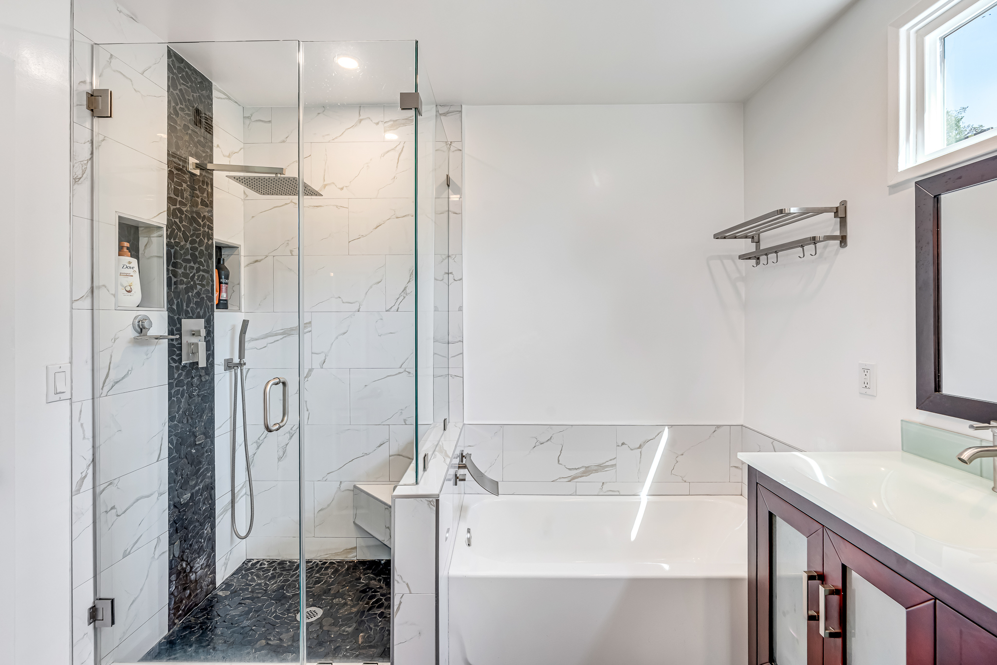  6626 Burnet Avenue - 物件實景