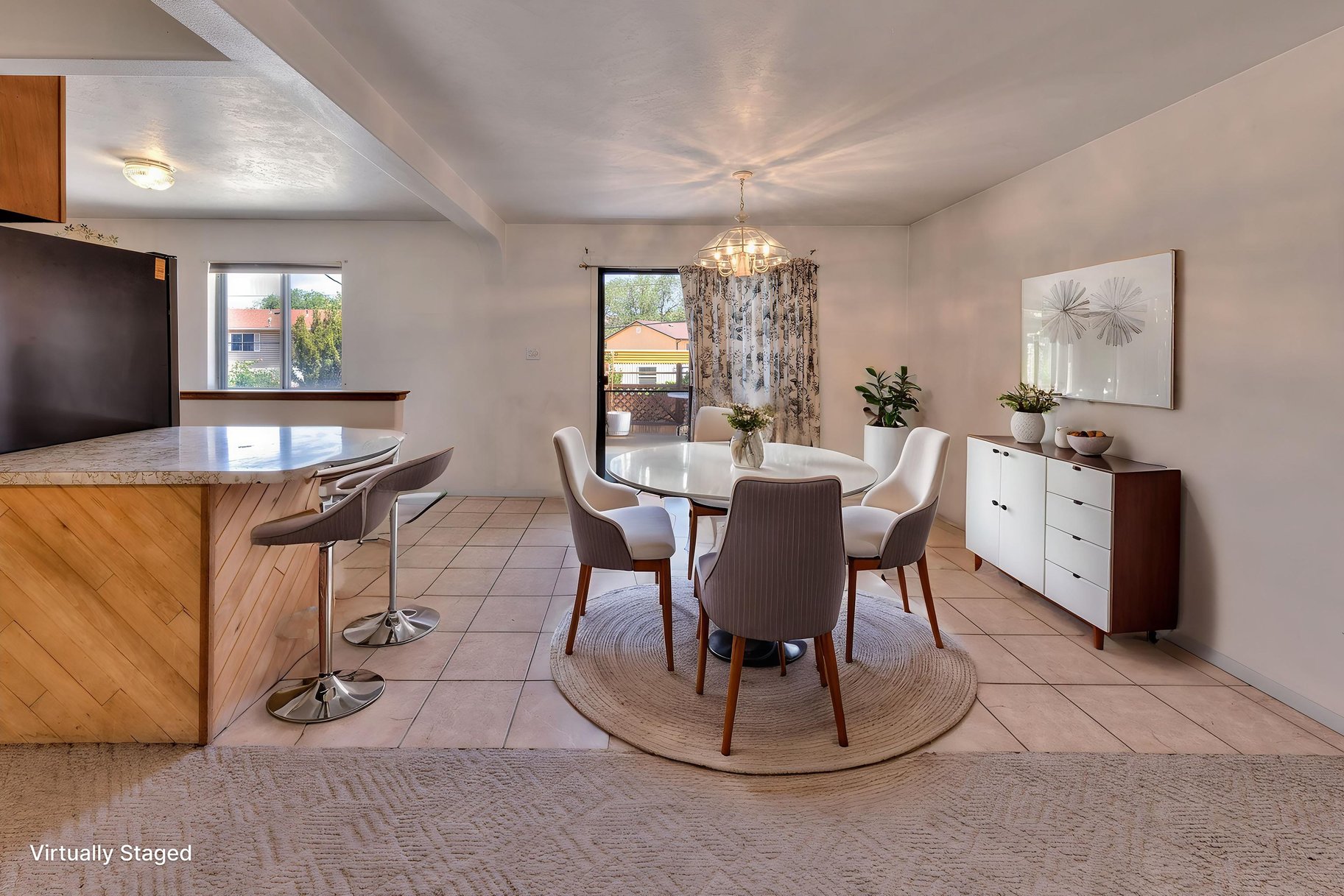  In-Town Home with Deck, Patio and Walkout Basement - 物件實景