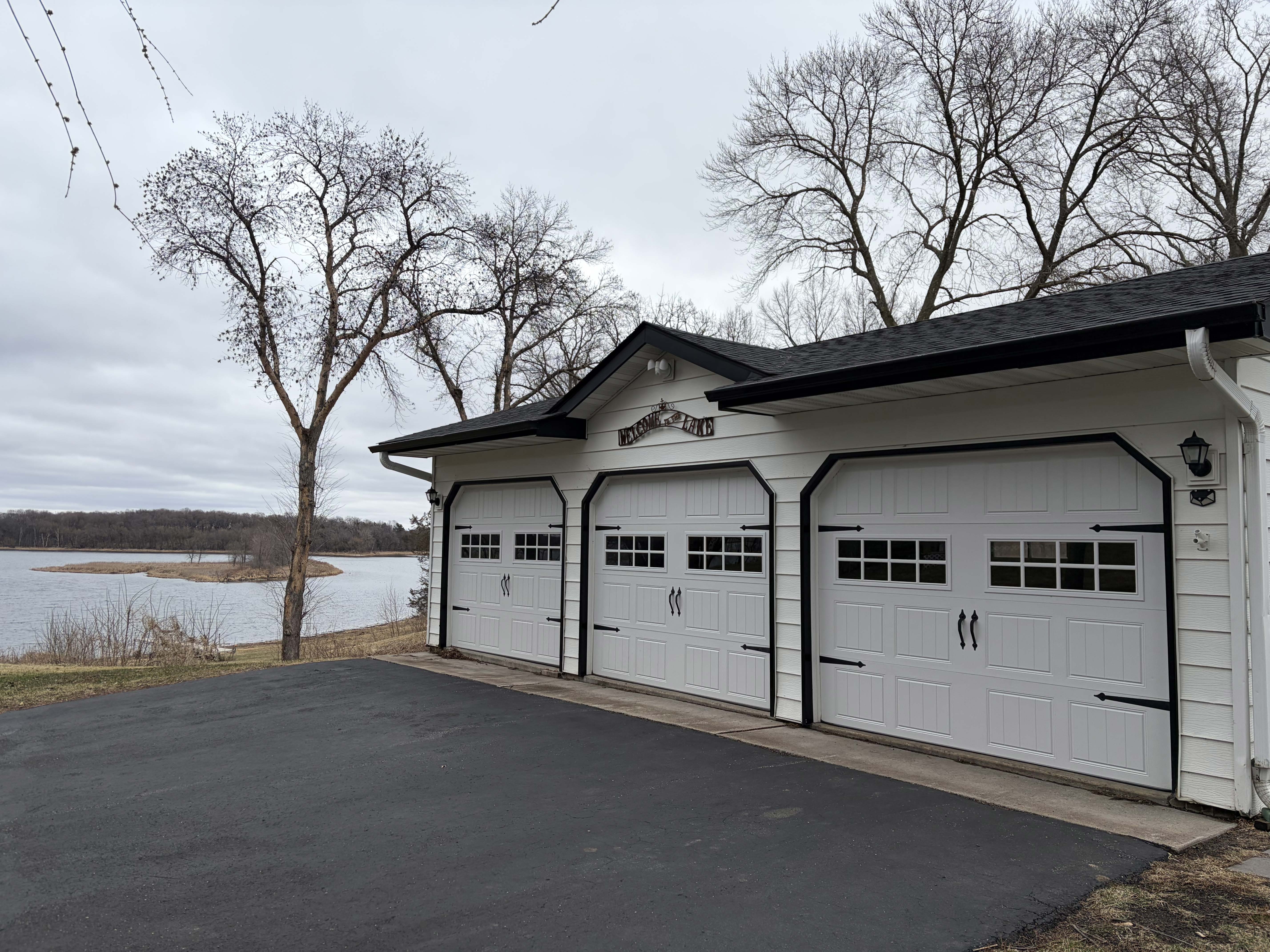  Serene Lake Home with Expansive Acreage - 物件實景