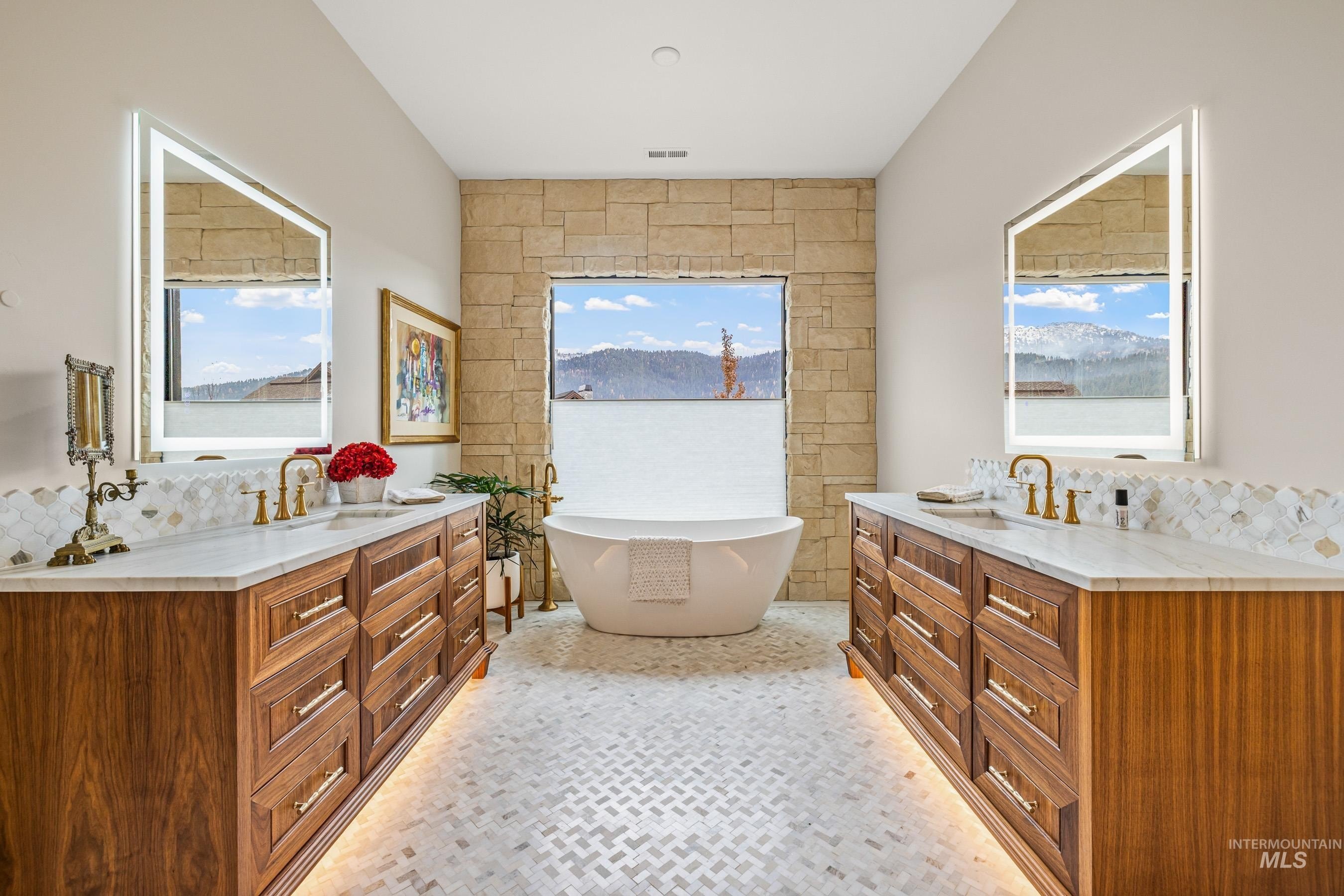 McCall, Idaho, 83638, United States, 5 Bedrooms Bedrooms, ,4 BathroomsBathrooms,Residential,For Sale,1989915