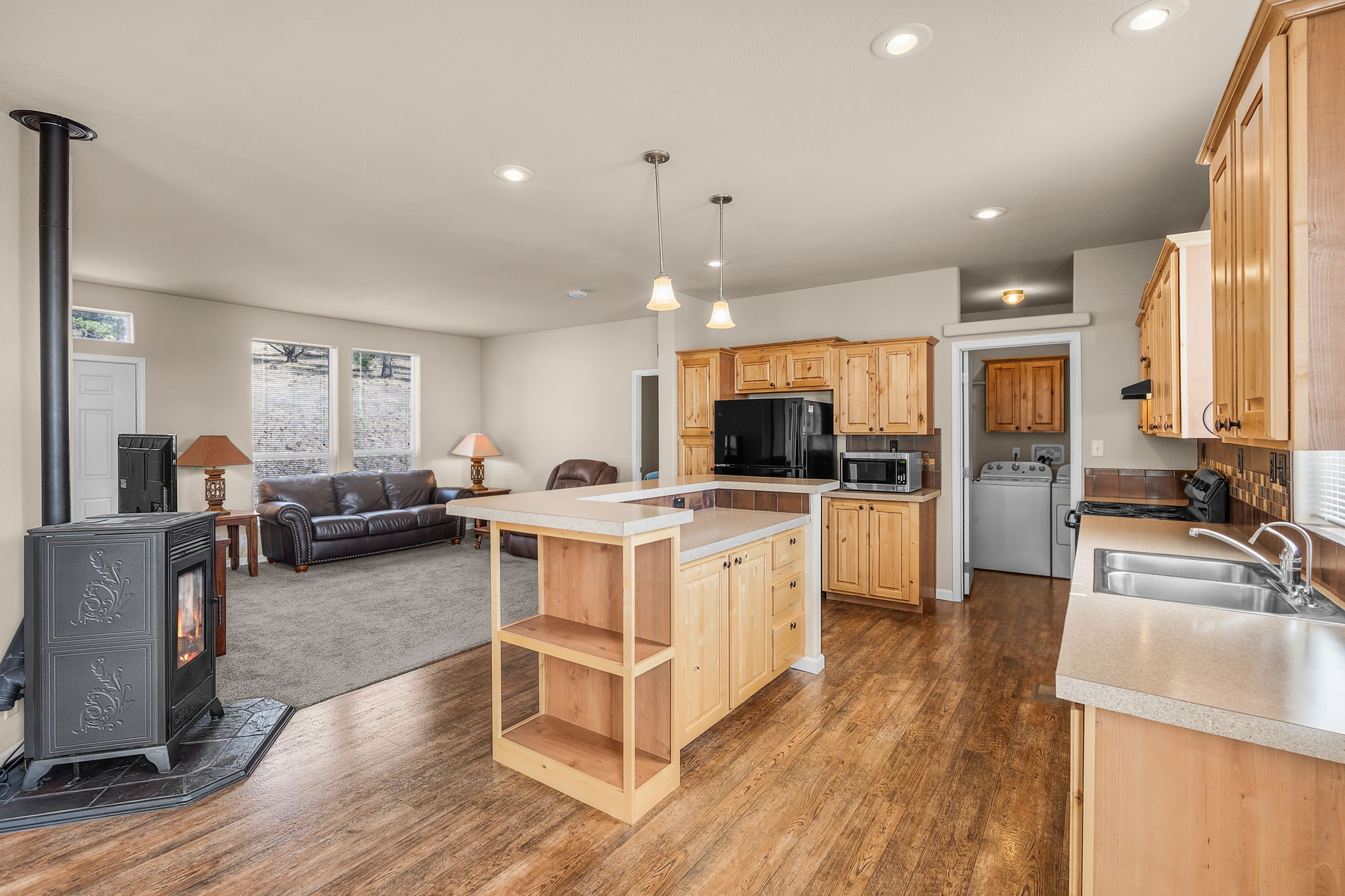 Prineville, Oregon, 97754, United States, 3 Bedrooms Bedrooms, ,2 BathroomsBathrooms,Residential,For Sale,1941697