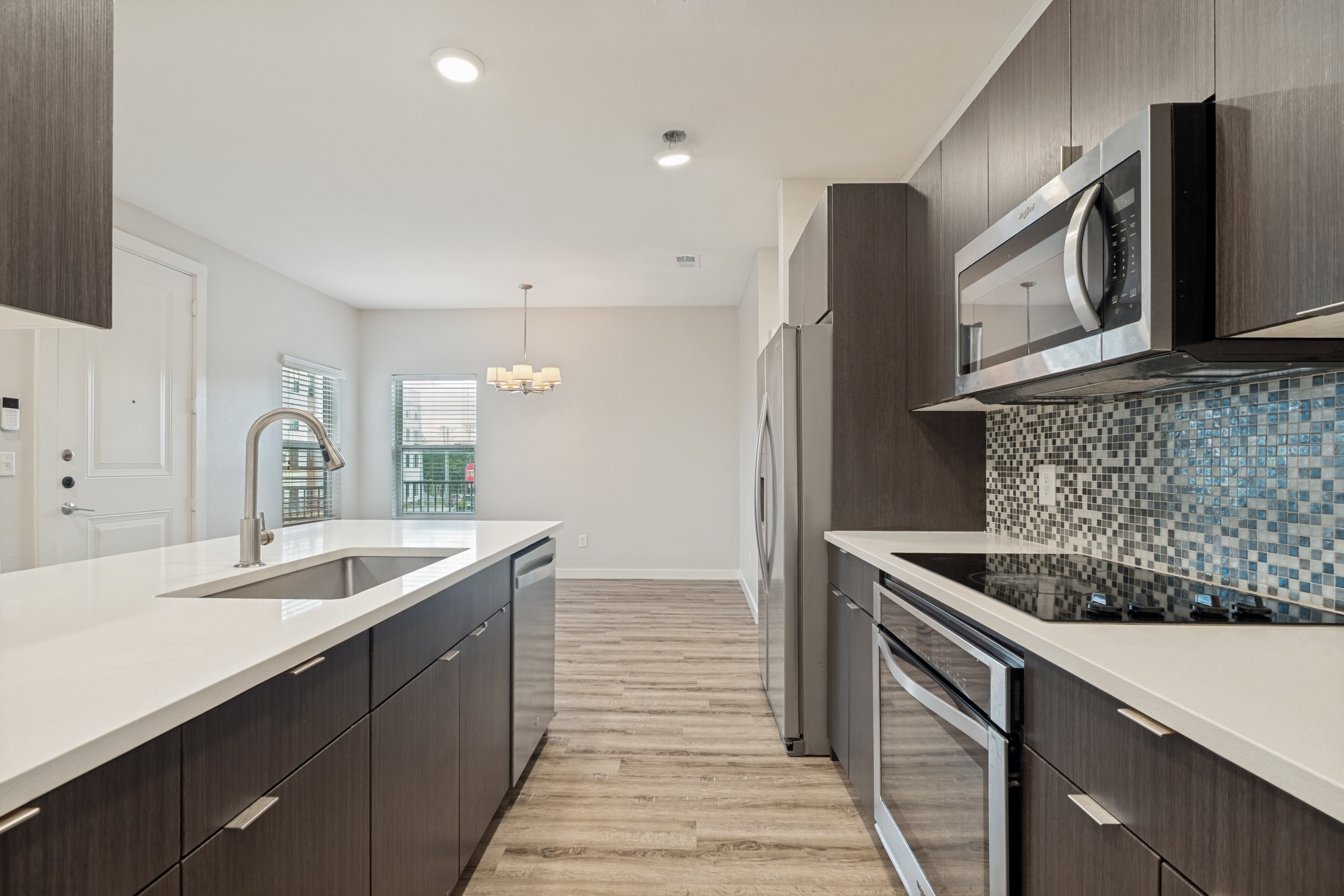  Welcome to this Beautifully Designed 3-bedroom, 2.5-bath Townhouse - 物件實景