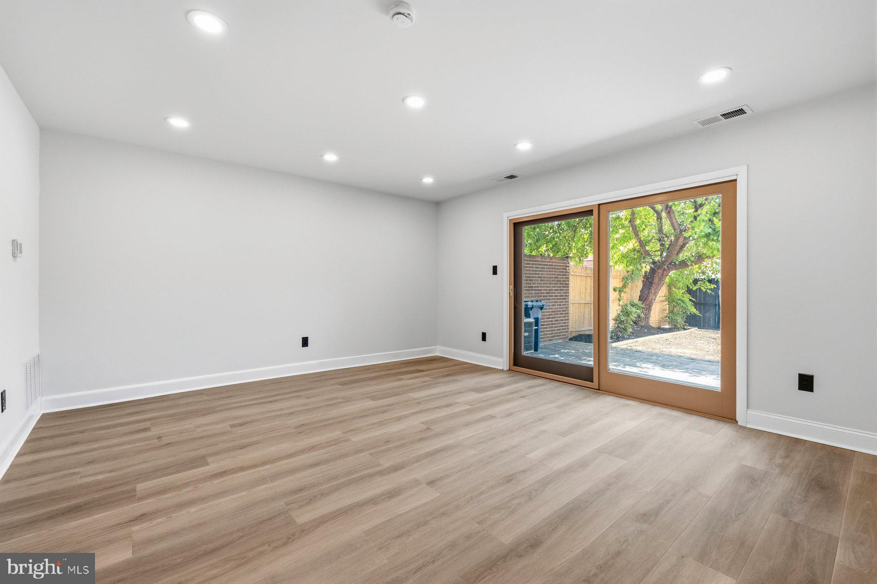 Alexandria, Virginia, 22314, United States, 2 Bedrooms Bedrooms, ,3 BathroomsBathrooms,Residential,For Sale,2049210
