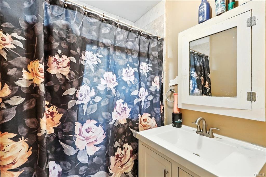 Los Angeles, California, 90002, United States, 4 Bedrooms Bedrooms, ,2 BathroomsBathrooms,Residential,For Sale,1909534