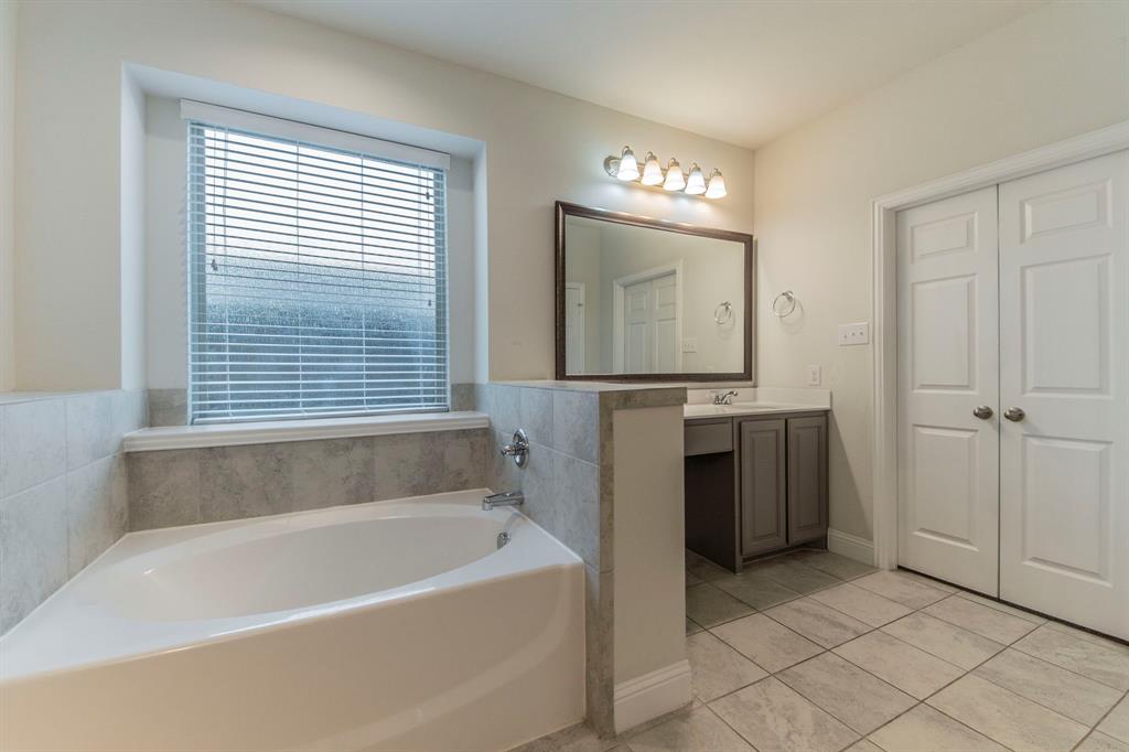 Fort Worth, Texas, 76179, United States, 4 Bedrooms Bedrooms, ,4 BathroomsBathrooms,Residential,For Sale,1978129