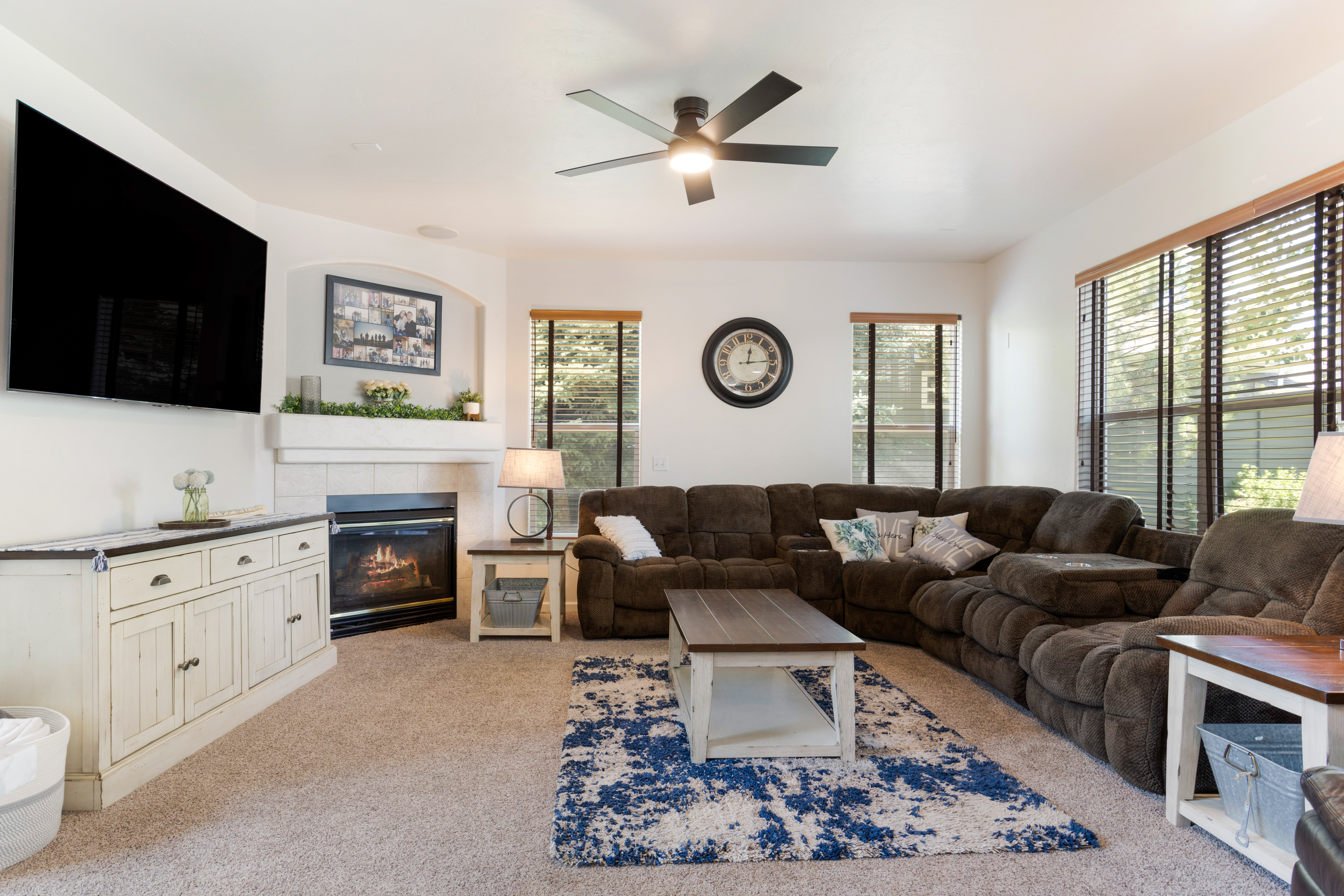  4 Bedroom Located by Dog Park and Trails - 物件實景