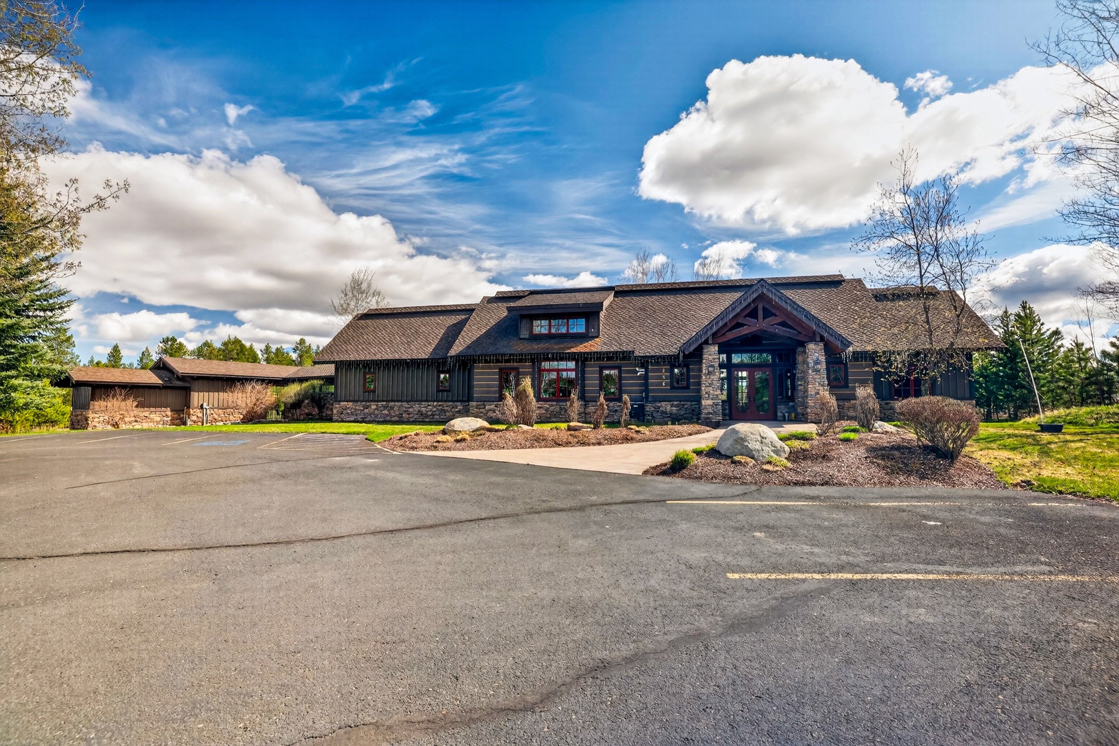 Stunning Home with Payette River Frontage on 2.66 Acres in McCall, Idaho - 物件實景