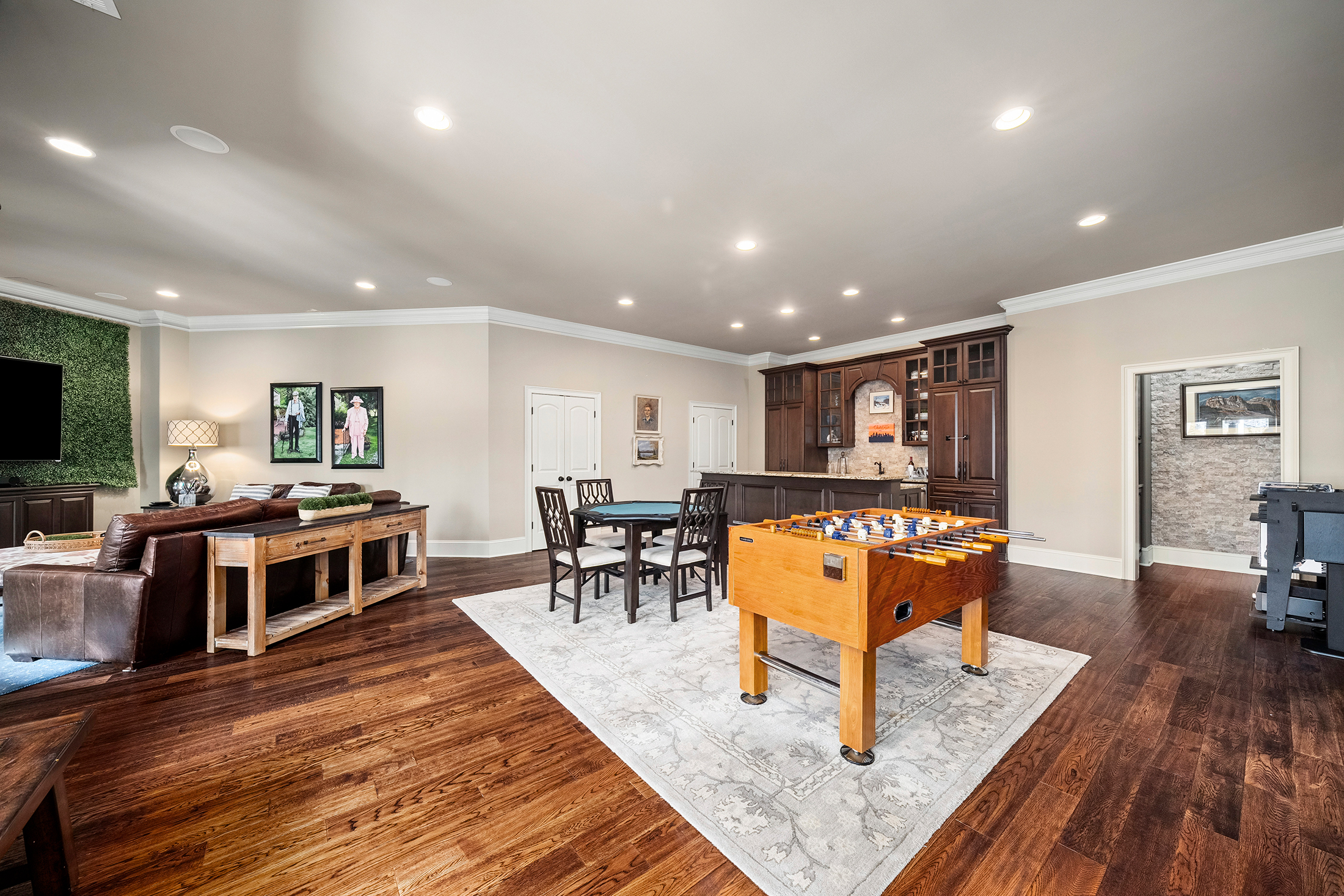  Meticulous Brick Estate Blends Timeless Architecture with Elevated Design - 物件實景