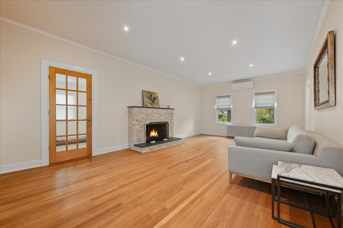 Floral Park, New York, 11001, United States, 4 Bedrooms Bedrooms, ,4 BathroomsBathrooms,Residential,For Sale,1977221