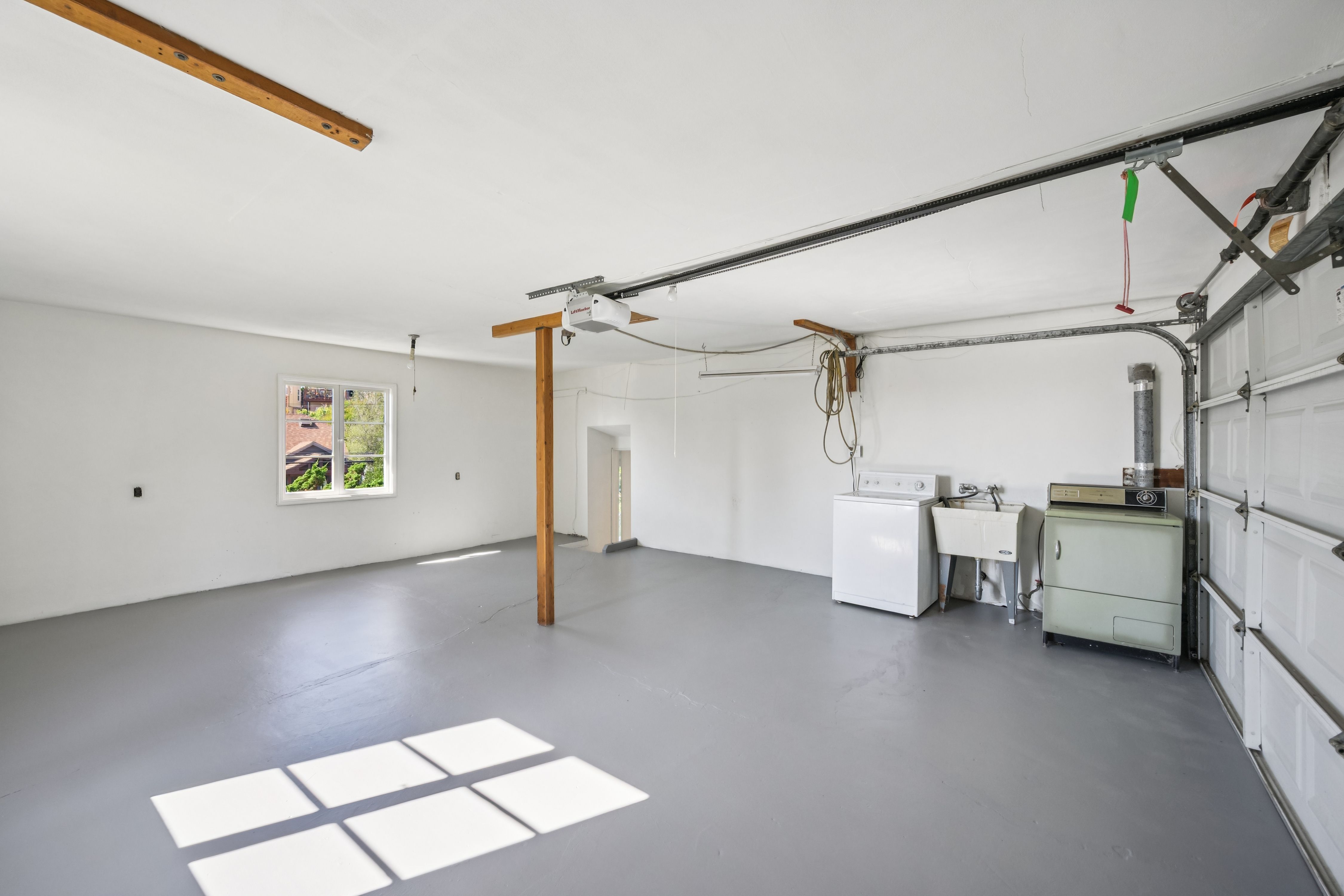  Spacious Corner-Lot Residence Offering Flexible Living Near Lake Merritt - 物件實景