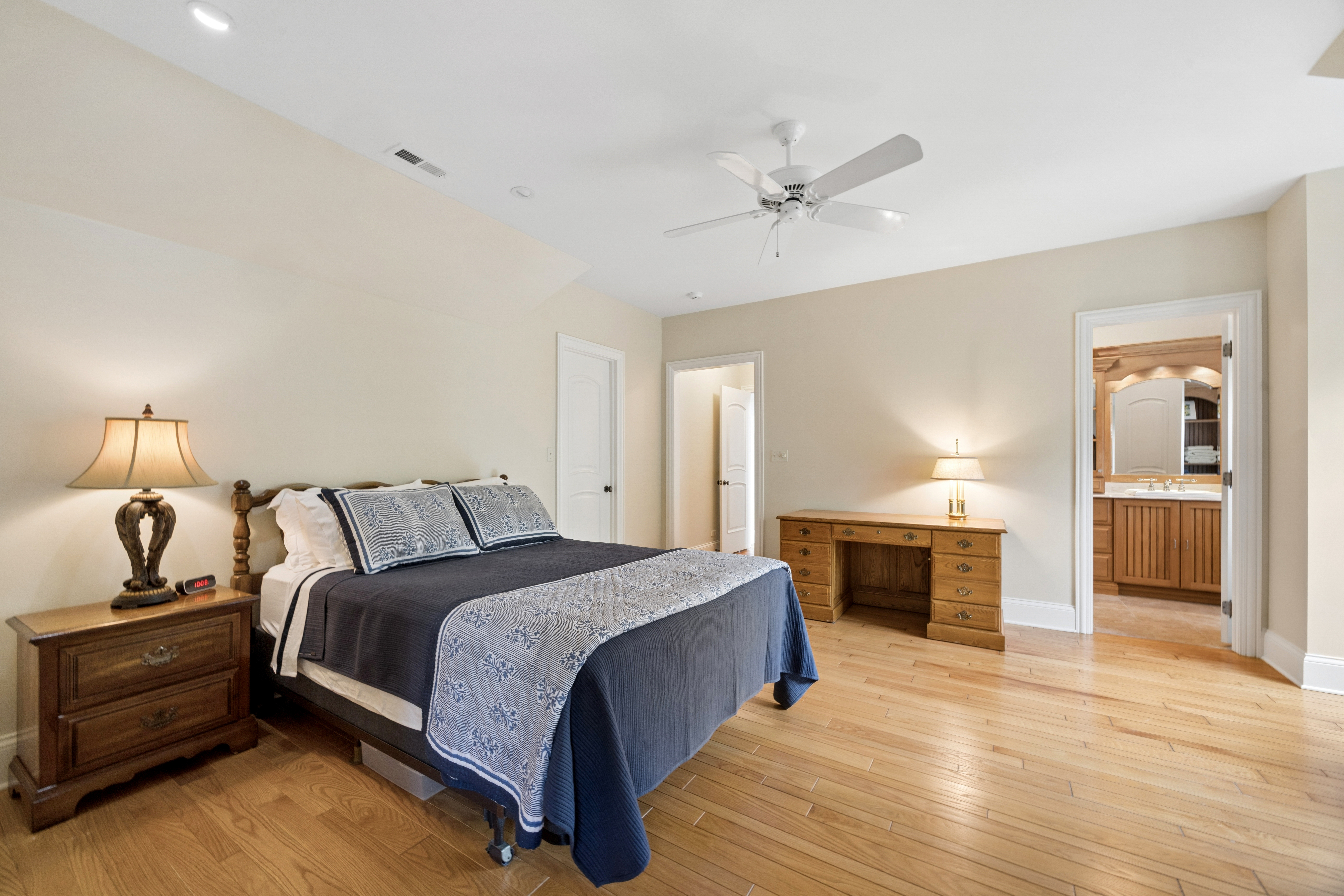  Impressive Cedar and Sstone Home in A+ Sought After Location - 物件實景