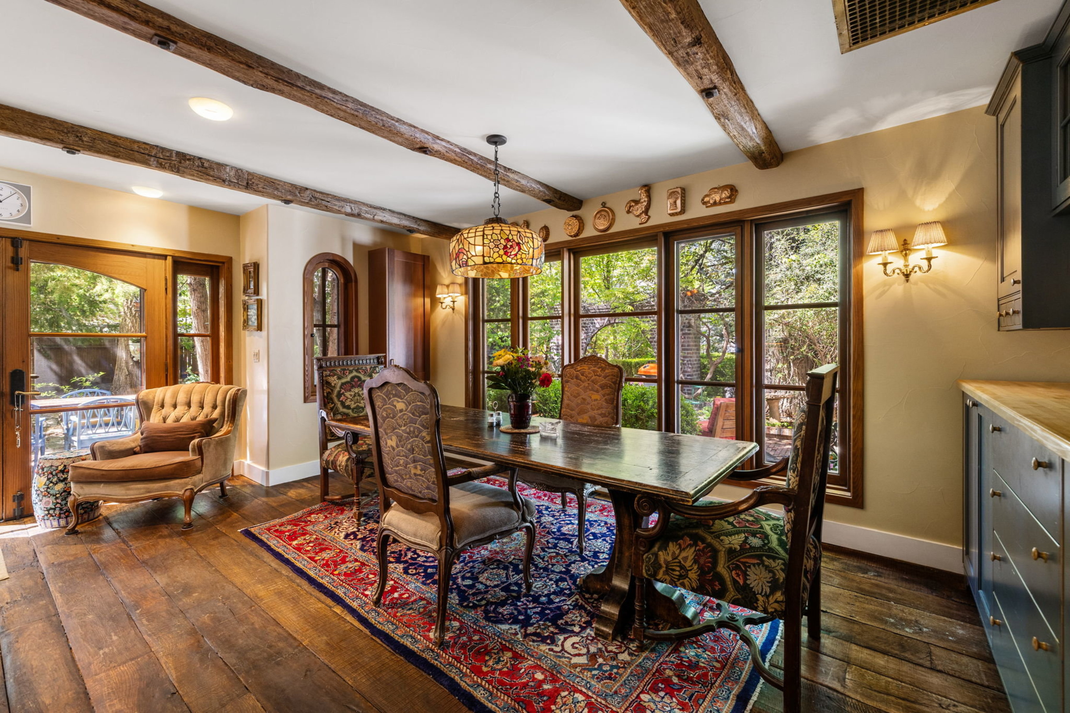  Historic home with 2 guest homes on 1.24 acres with a pool - 物件實景