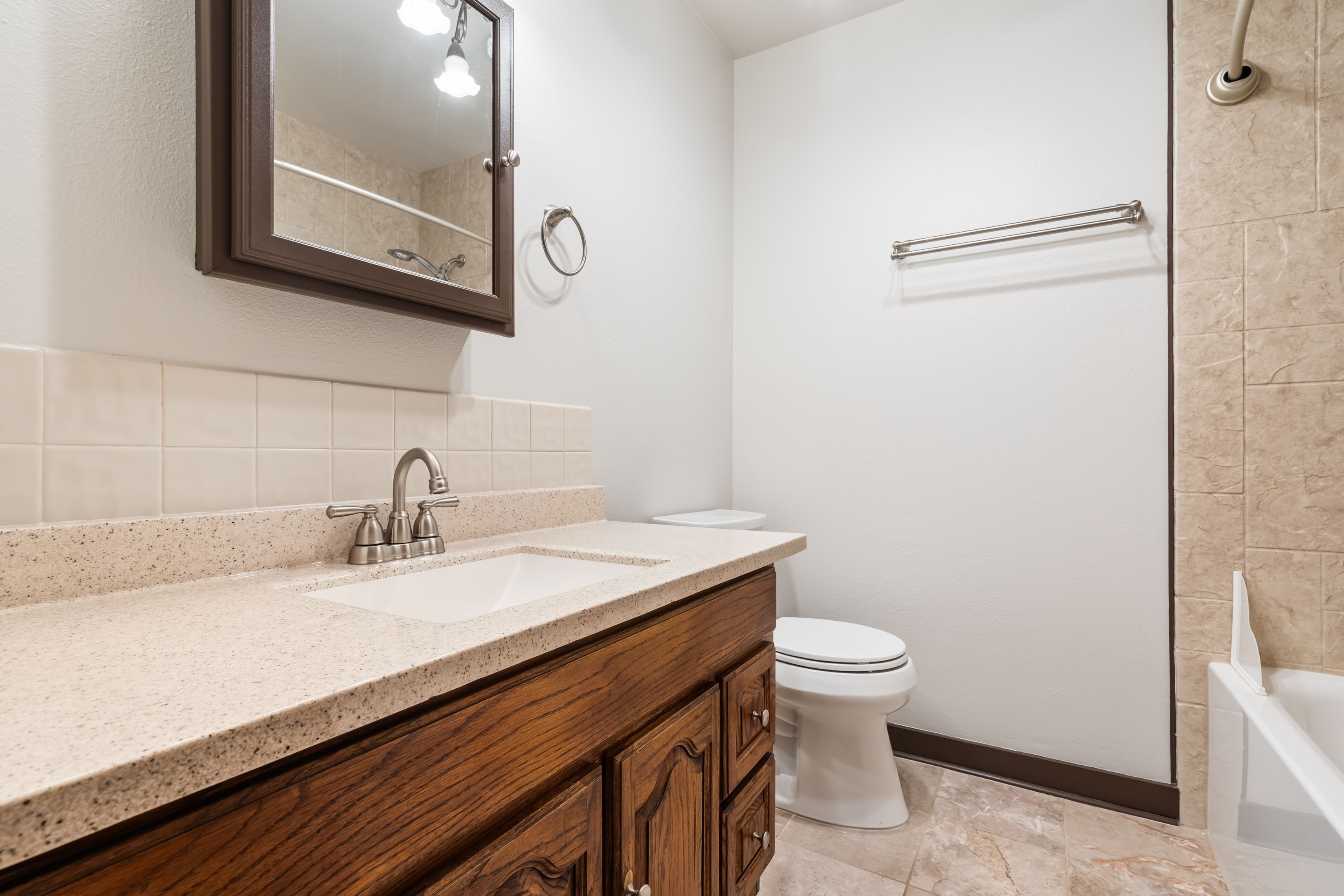  Thoughtful Updates, Flexible Living Spaces, And A Spacious Lot - 物件實景