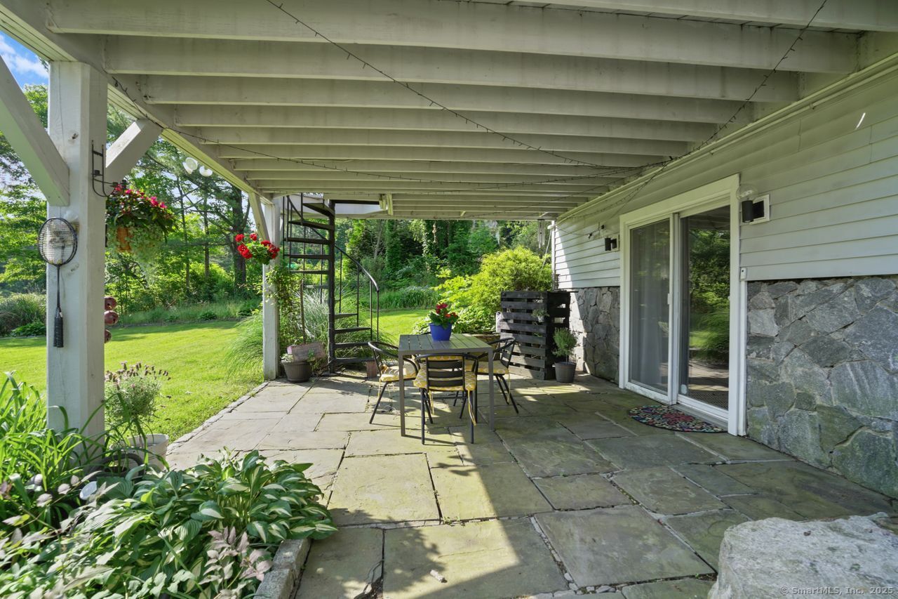 Redding, Connecticut, 06896, United States, 2 Bedrooms Bedrooms, ,1 BathroomBathrooms,Residential,For Sale,1920127