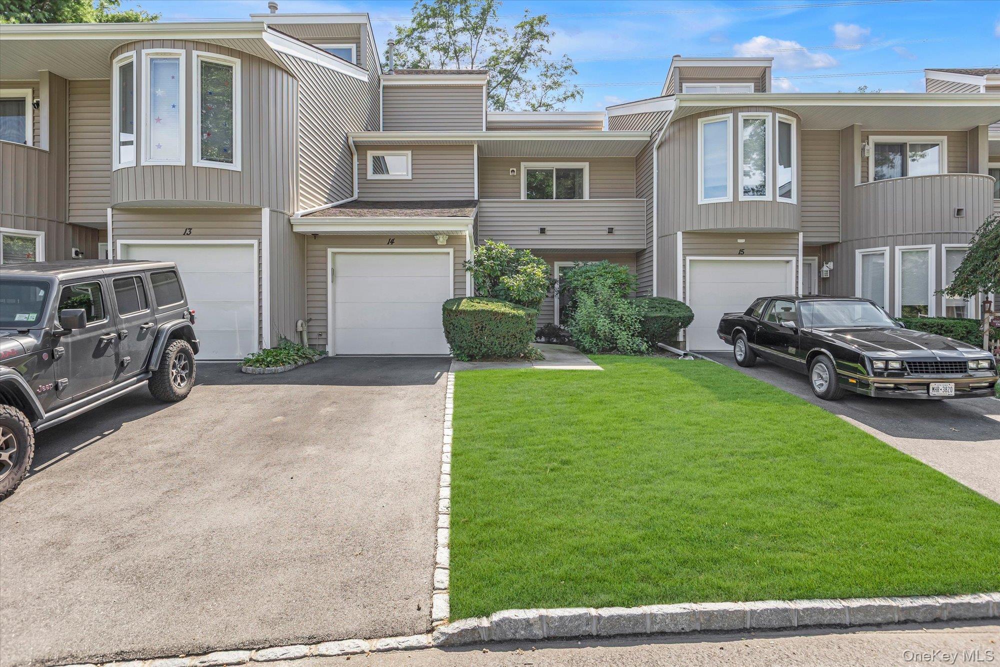 Kristin Ln, Hauppauge, NY 11788
