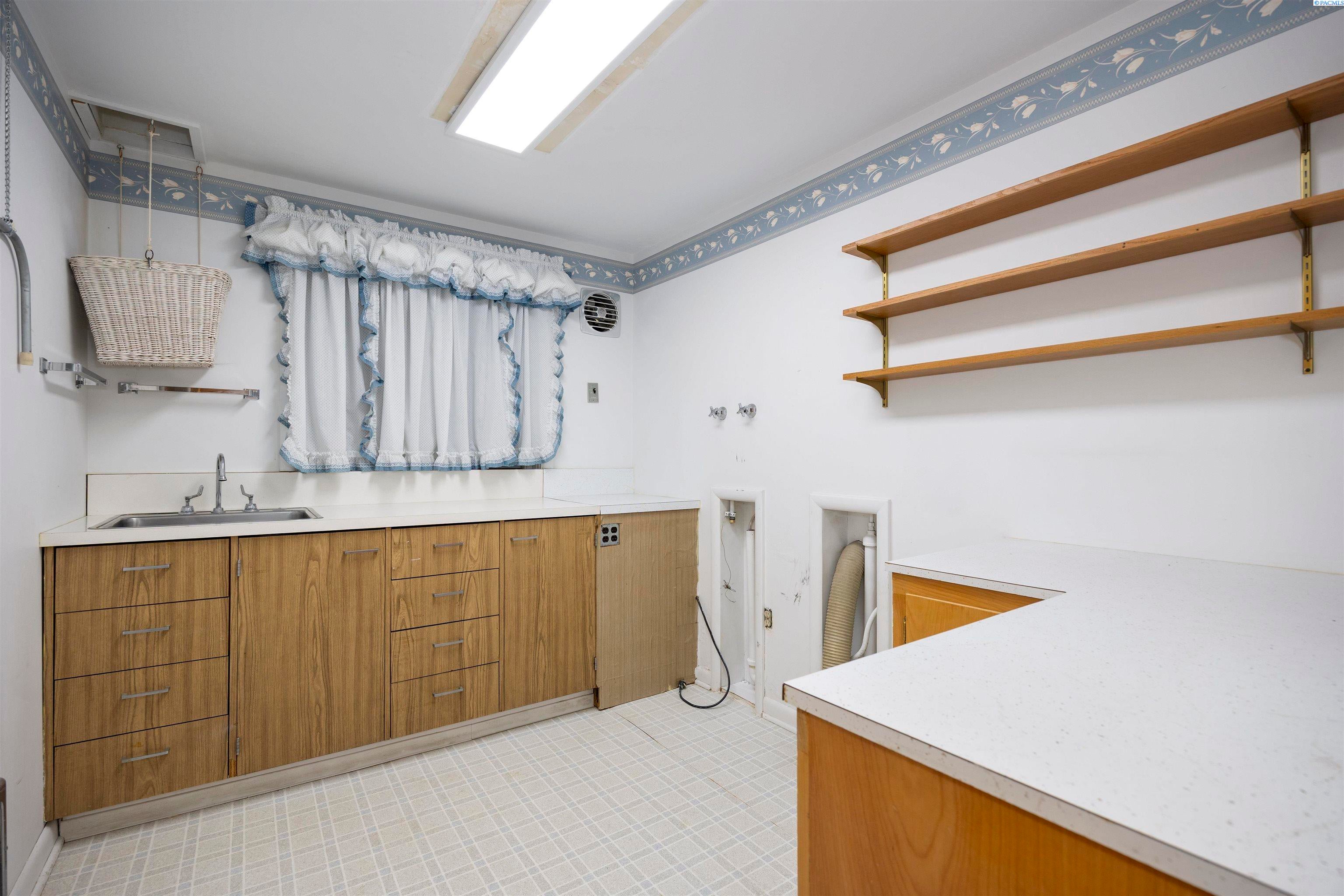 Sunnyside, Washington, 98944, United States, 3 Bedrooms Bedrooms, ,3 BathroomsBathrooms,Residential,For Sale,1973800