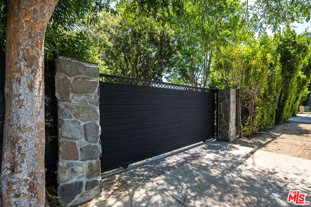 Studio City, California, 91604, United States, 4 Bedrooms Bedrooms, ,3 BathroomsBathrooms,Residential,For Sale,1850354