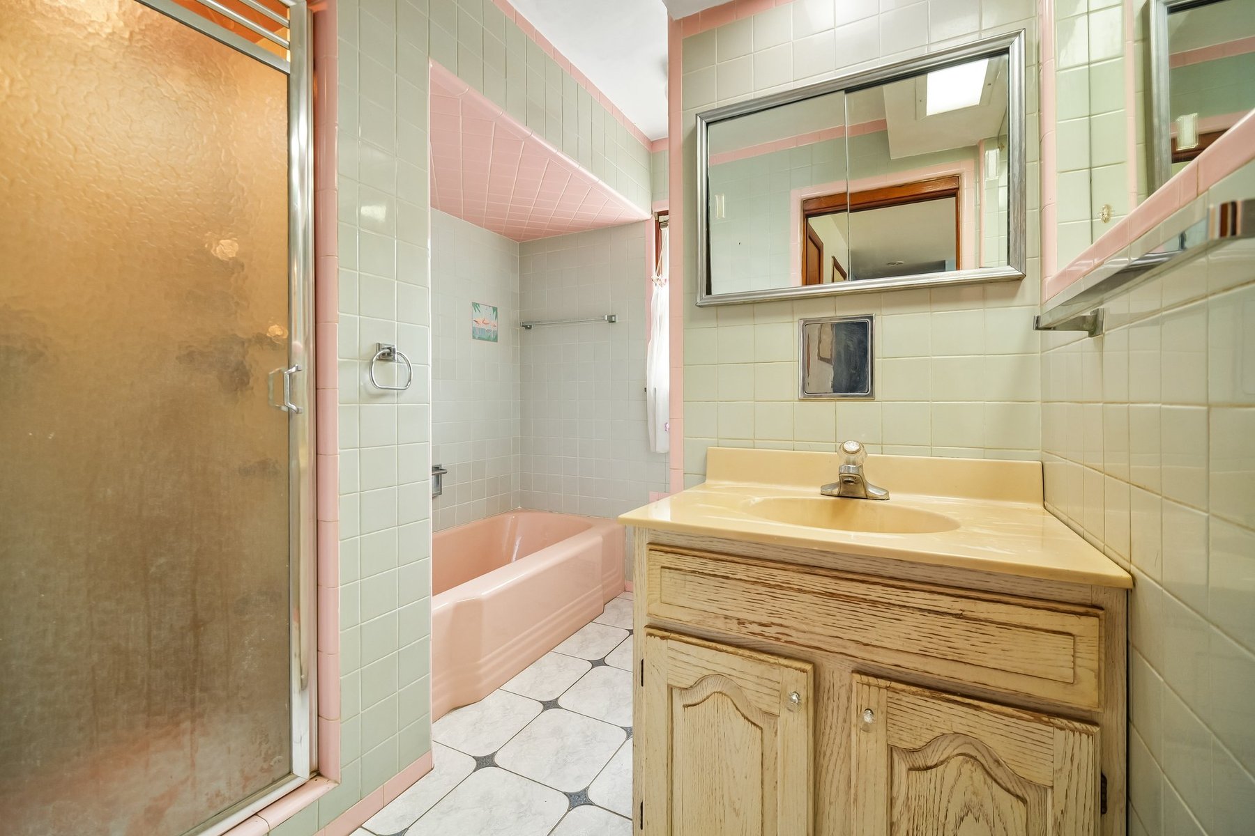  Charming Brick Ranch Home Ready for Your Vision - 物件實景