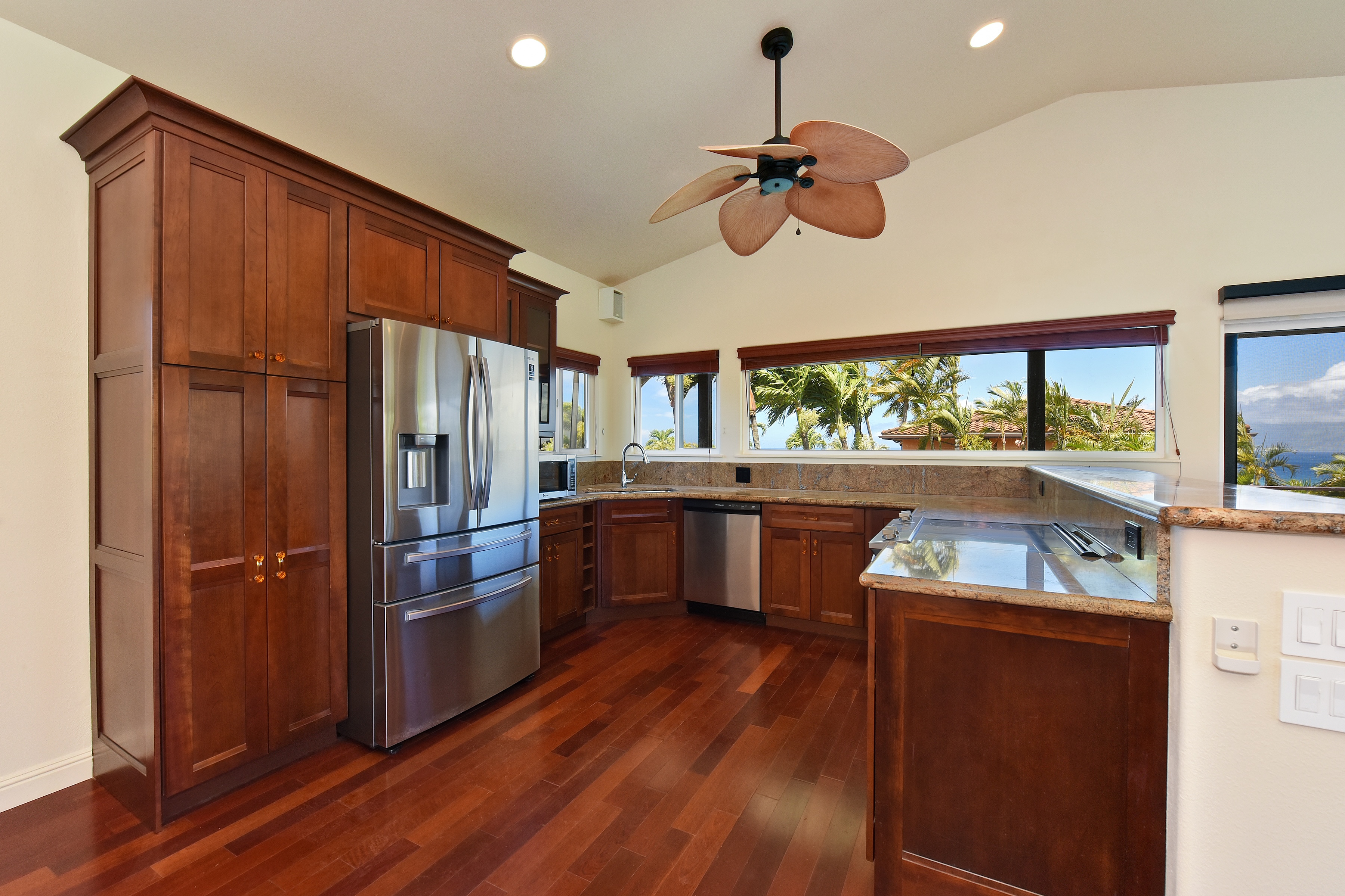  Updated two-story home featuring ocean and island views - 物件實景