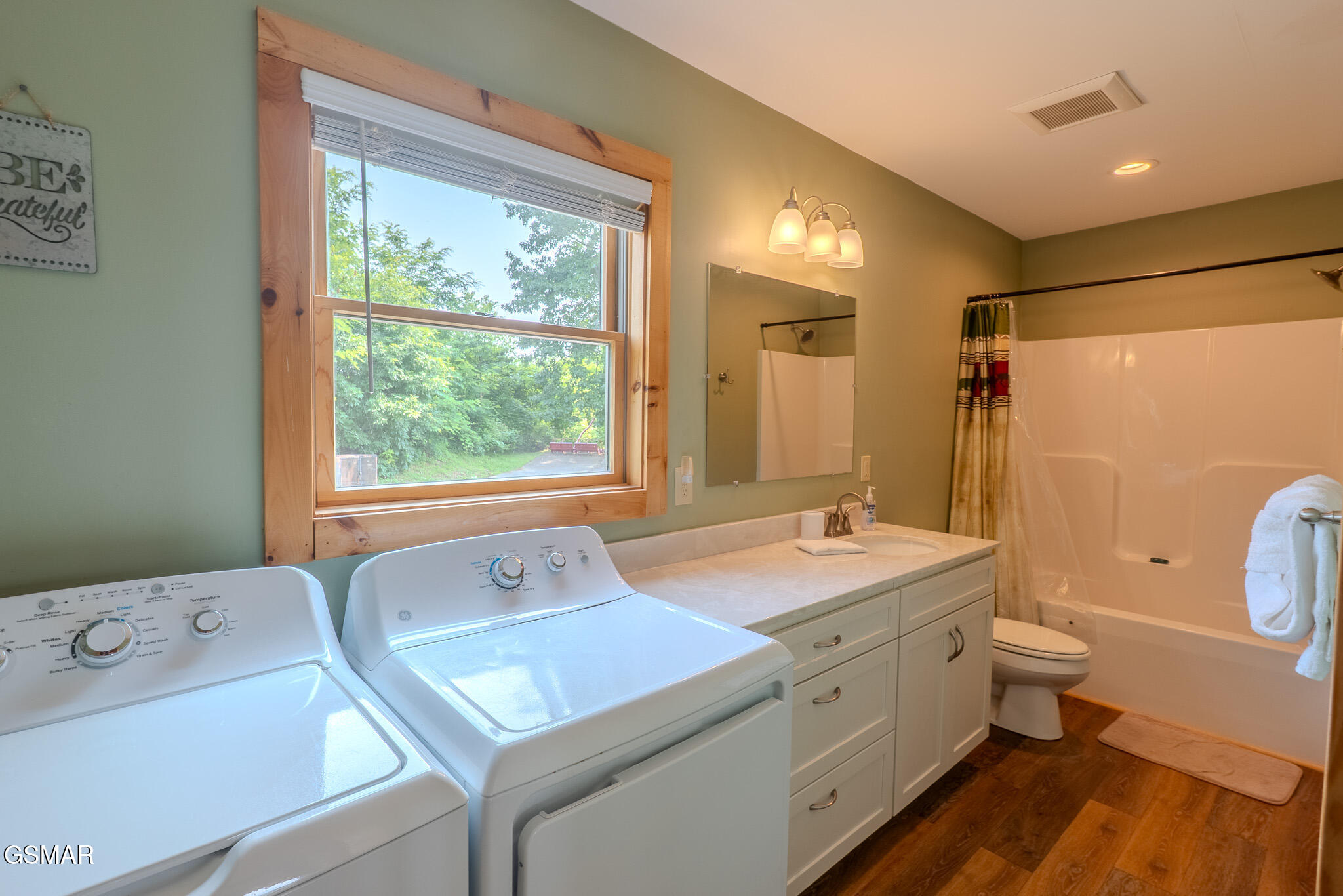 Gatlinburg, Tennessee, 37738, United States, 2 Bedrooms Bedrooms, ,2 BathroomsBathrooms,Residential,For Sale,1846238