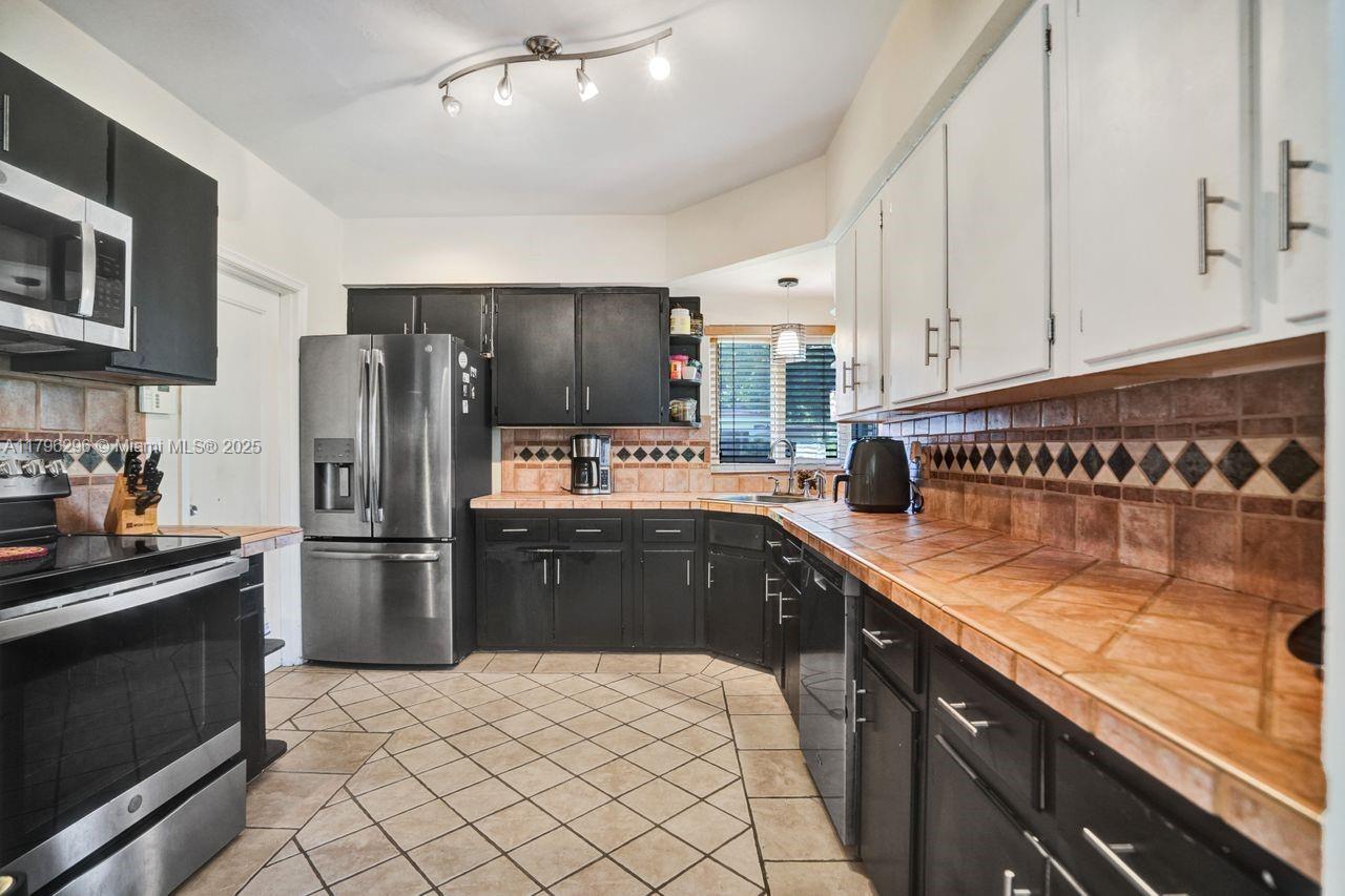 Miami Shores, Florida, 33138, United States, 2 Bedrooms Bedrooms, ,2 BathroomsBathrooms,Residential,For Sale,1804509