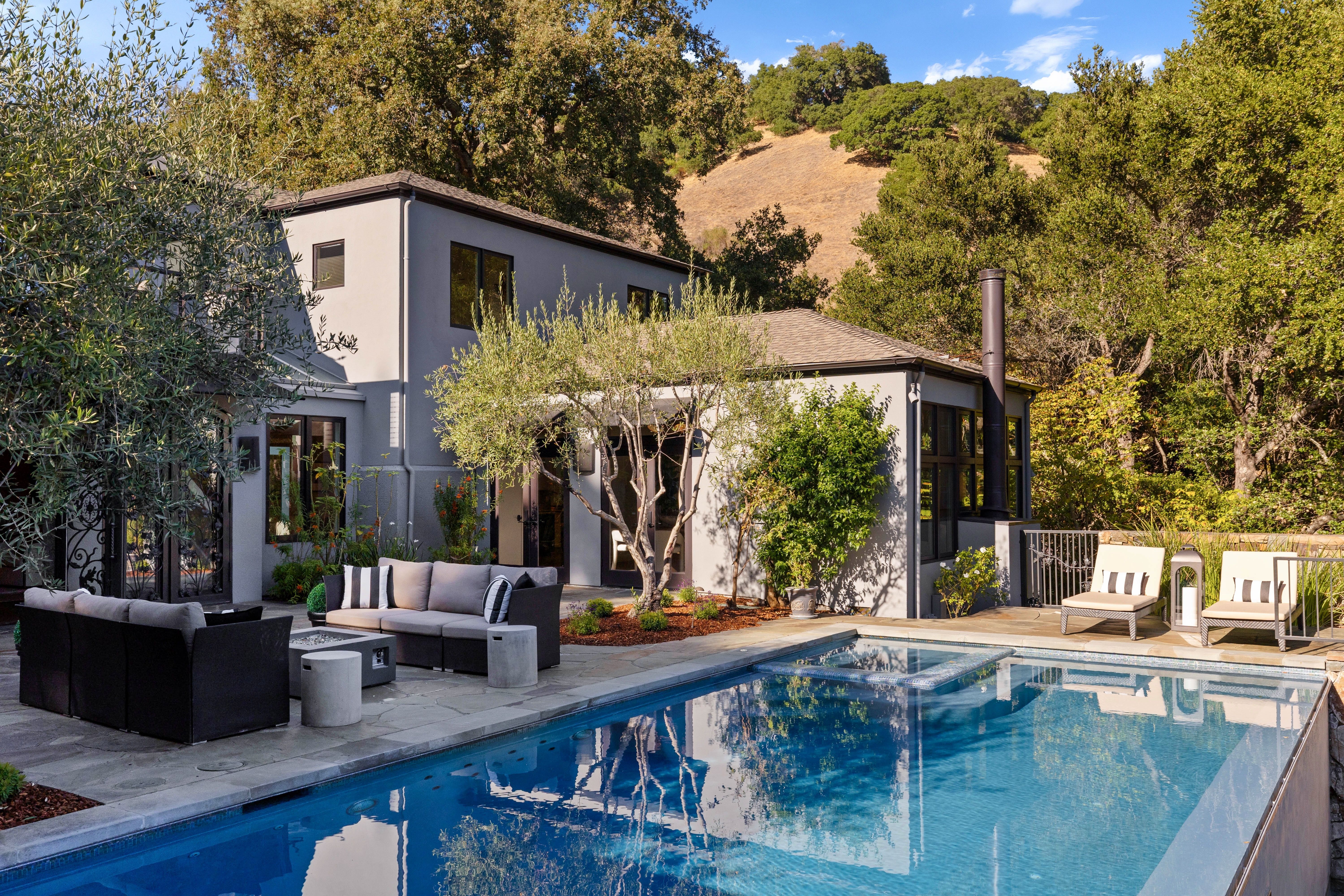  Resort Living in Sorich Park — Gated Mediterranean Estate With Pool and Views - 物件實景