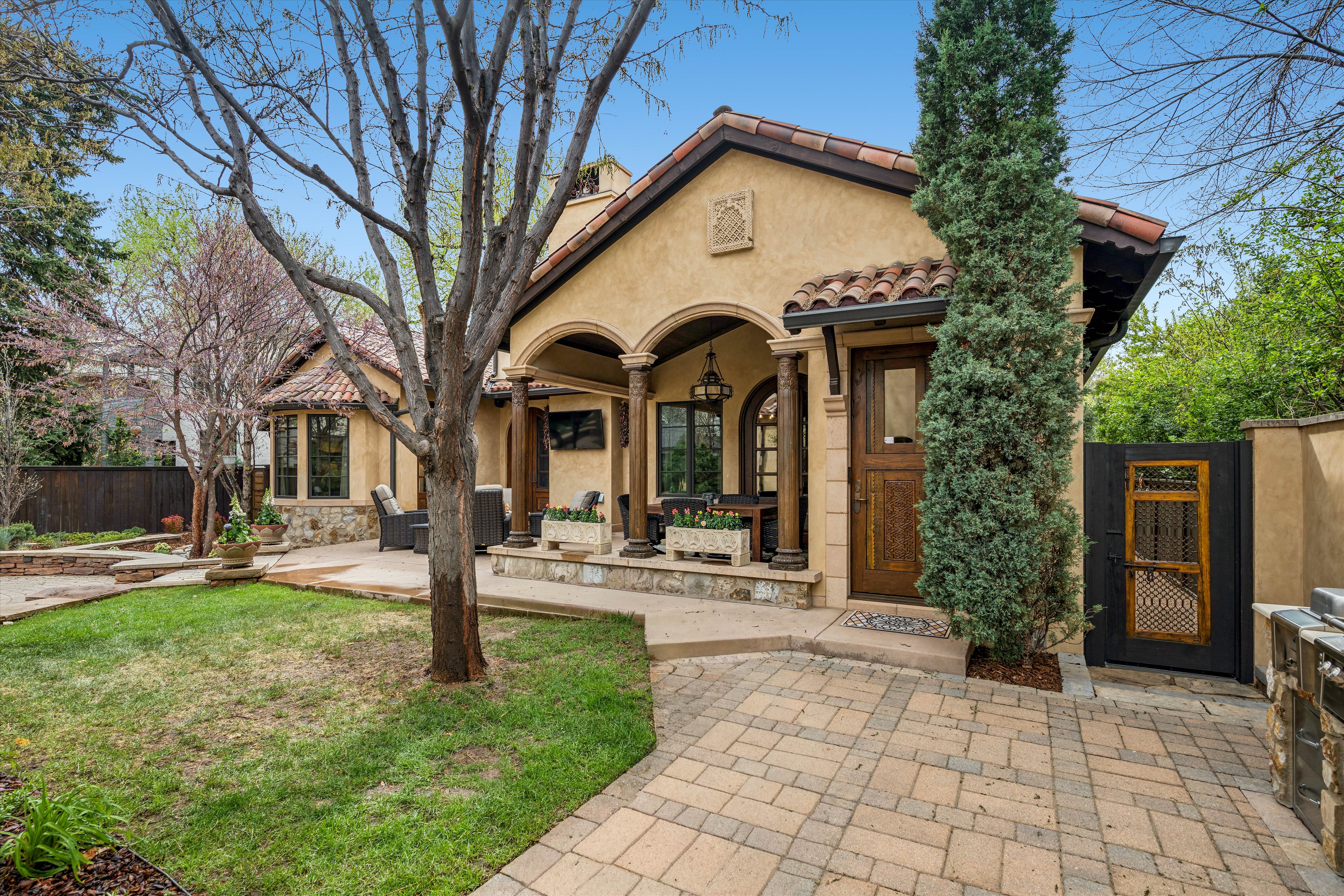  Rare Spanish Colonial Revival Home in One of Observatory Park - 物件實景