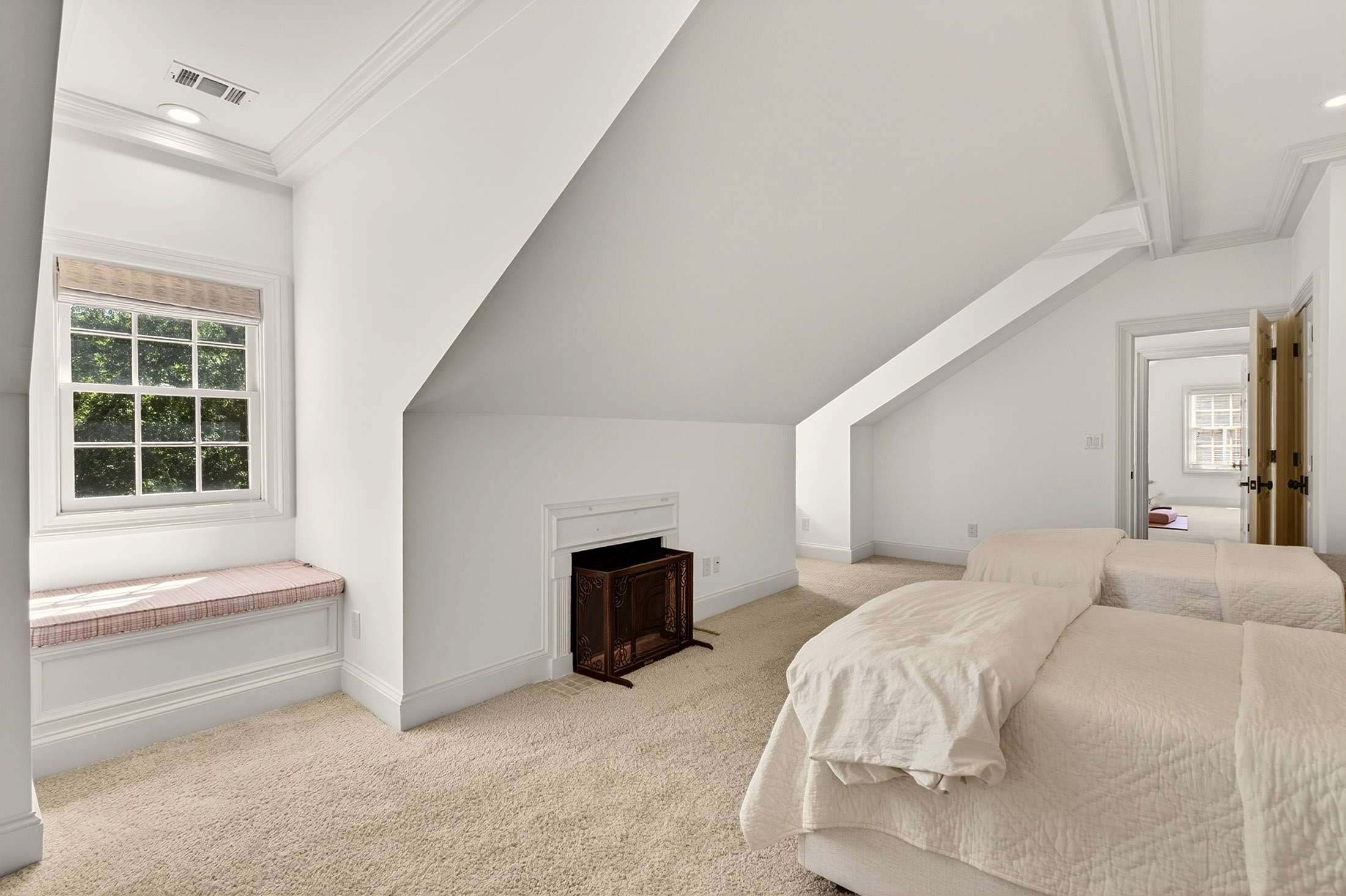  Exceptional Estate with Pool Nestled on 2+/- Private Acres Near Chastain Park - 物件實景