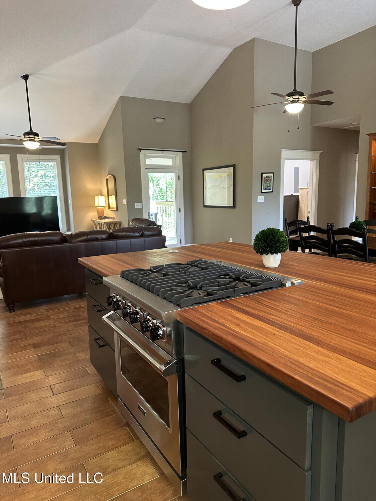 Biloxi, Mississippi, 39532, United States, 2 Bedrooms Bedrooms, ,2 BathroomsBathrooms,Residential,For Sale,1806133