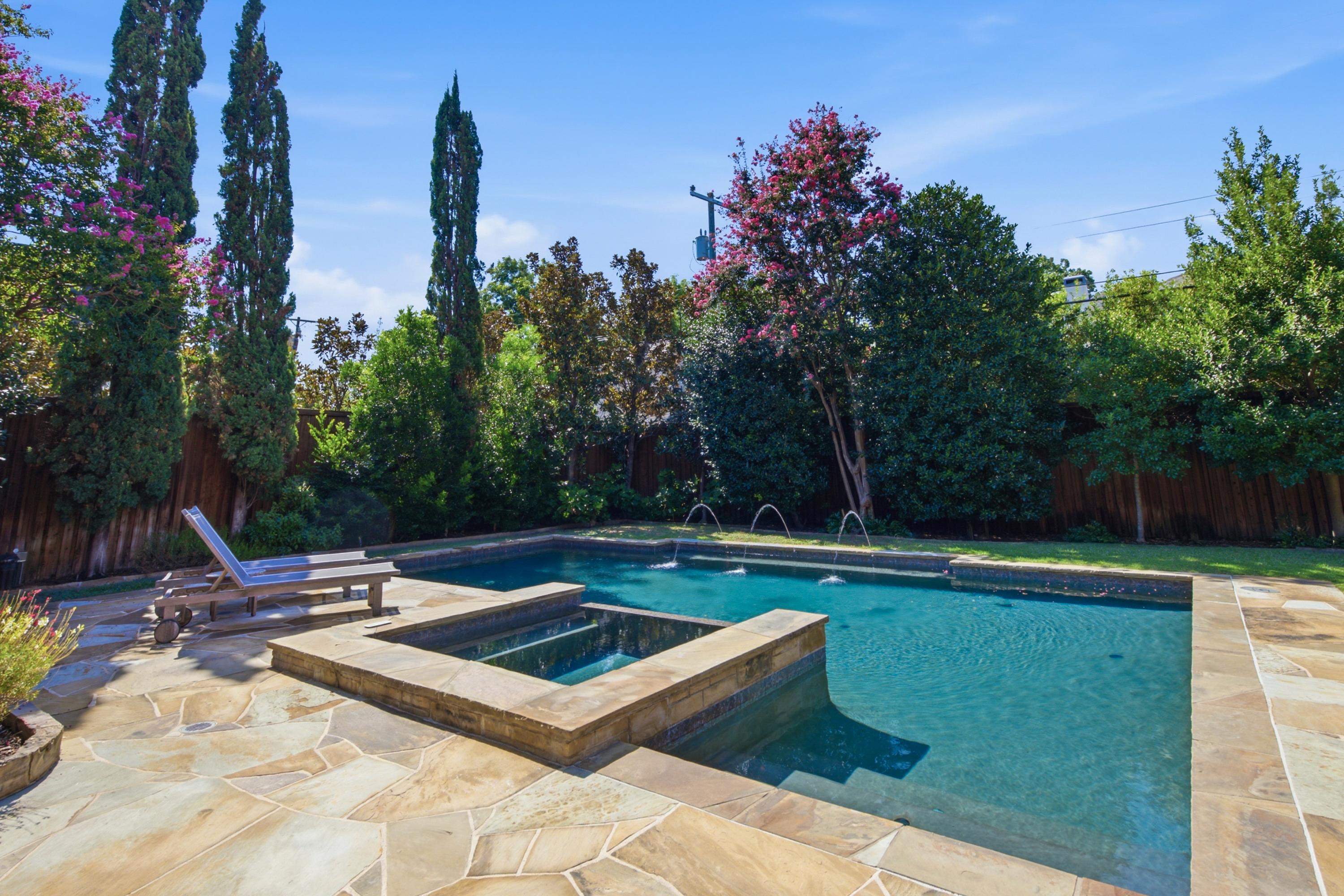  Preston Hollow Home with Pool, Primary Suite Down, 3-Car Garage & Solar - 物件實景